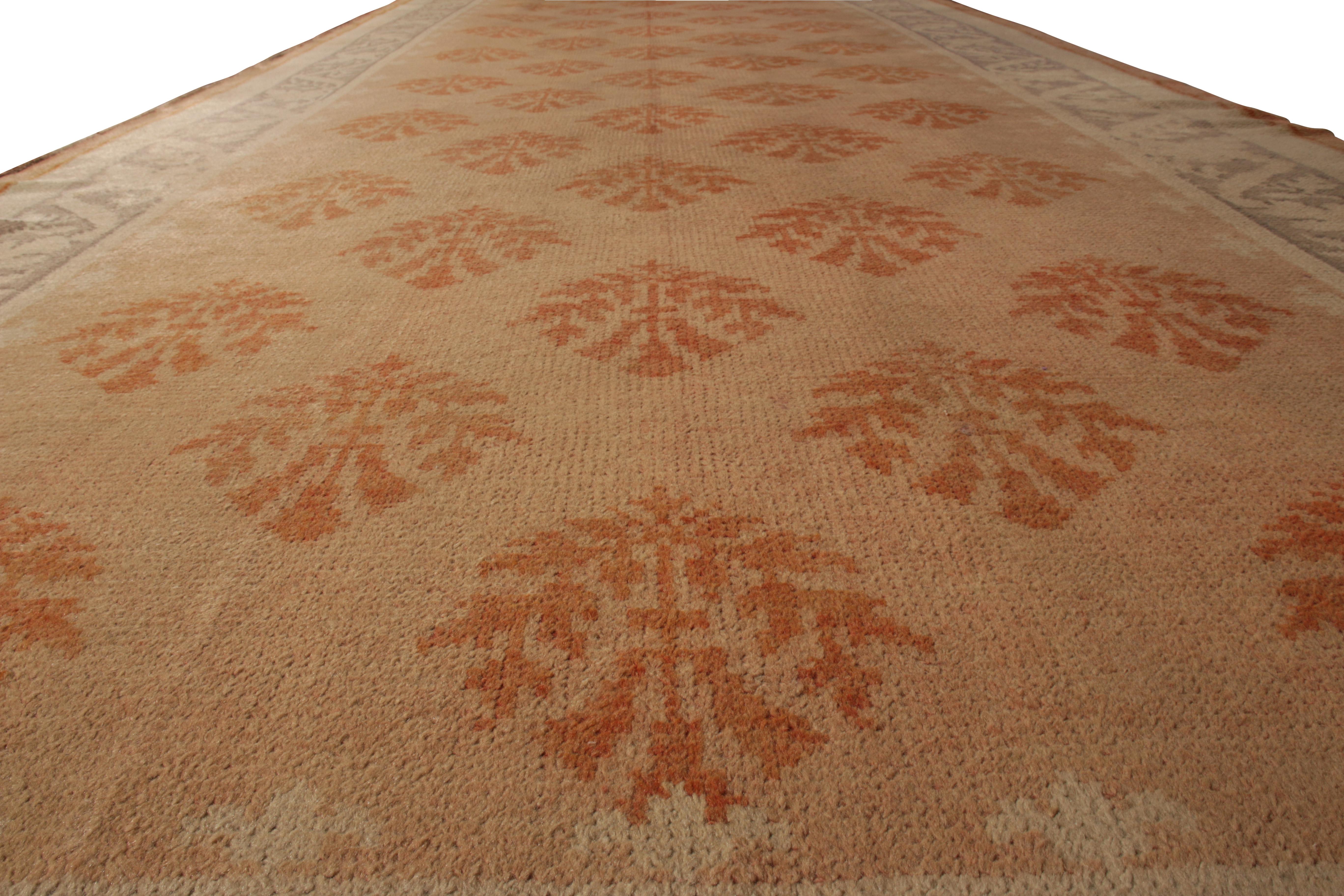Tribal Tapis Axminster ancien, tapis à fleurs orange et beige, taille galerie, par Rug & Kilim en vente