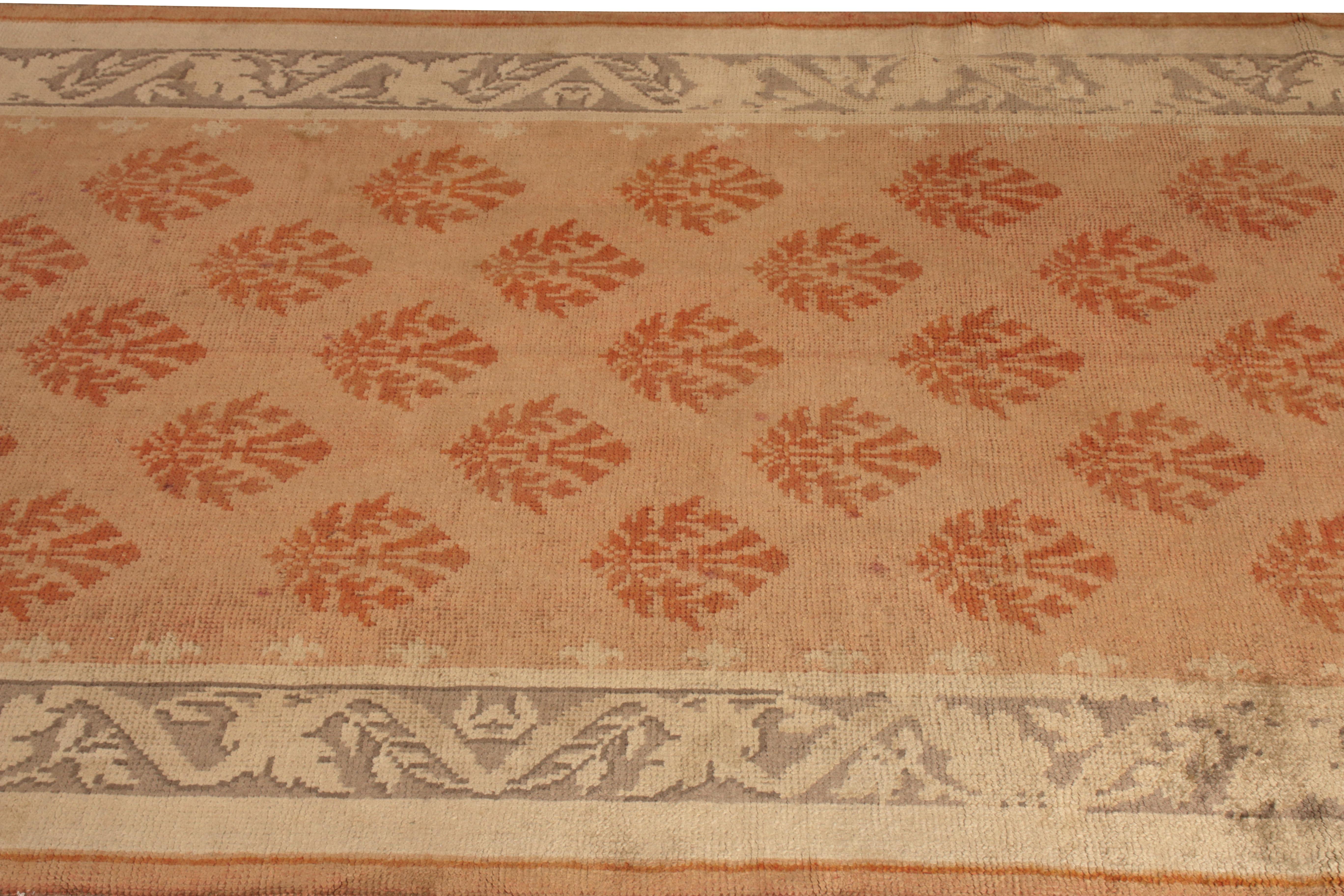 Antiker antiker Axminster-Teppich, orange-beigefarbener, geblümter Teppich in Galeriegröße von Teppich & Kelim (Englisch) im Angebot