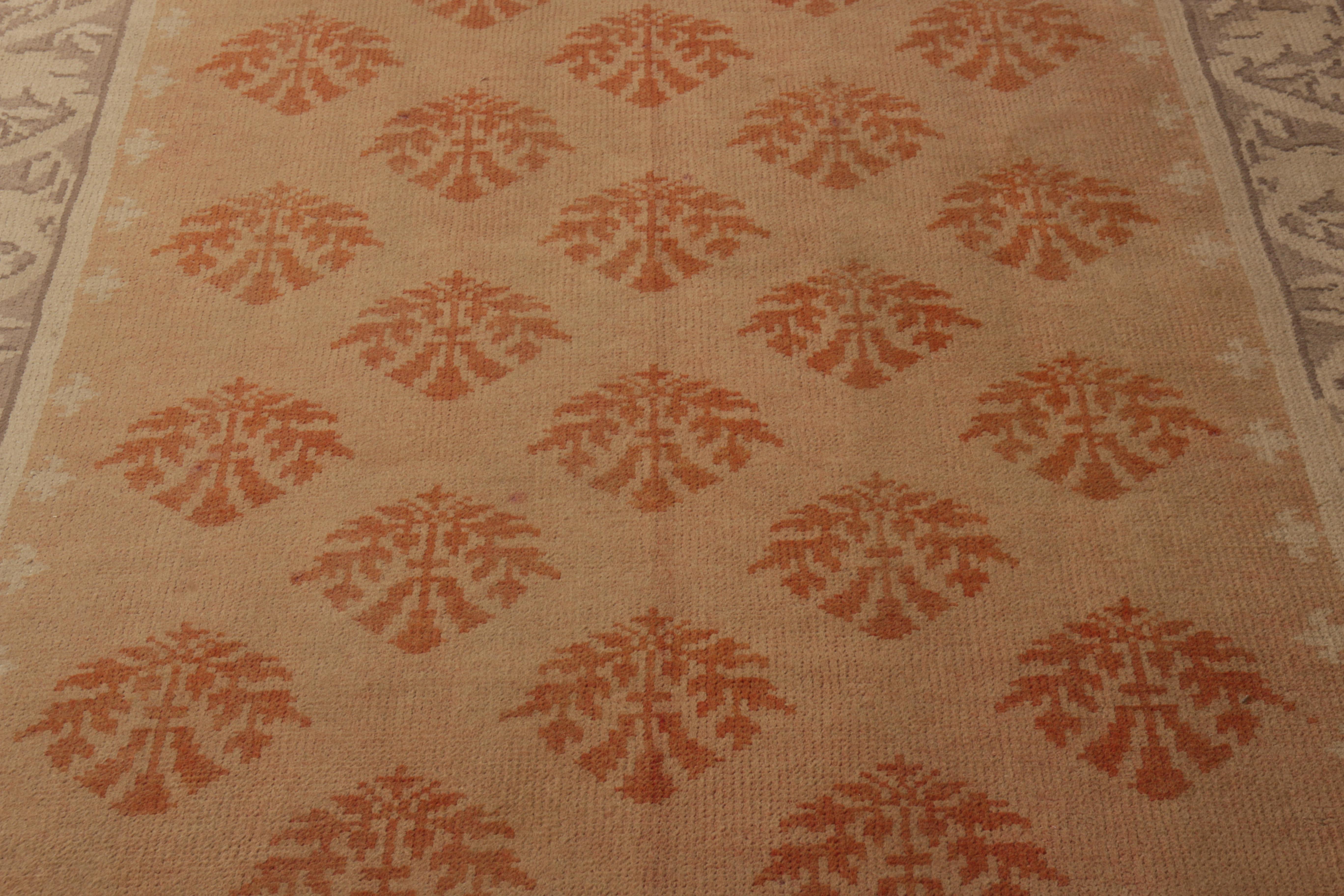 Noué à la main Tapis Axminster ancien, tapis à fleurs orange et beige, taille galerie, par Rug & Kilim en vente