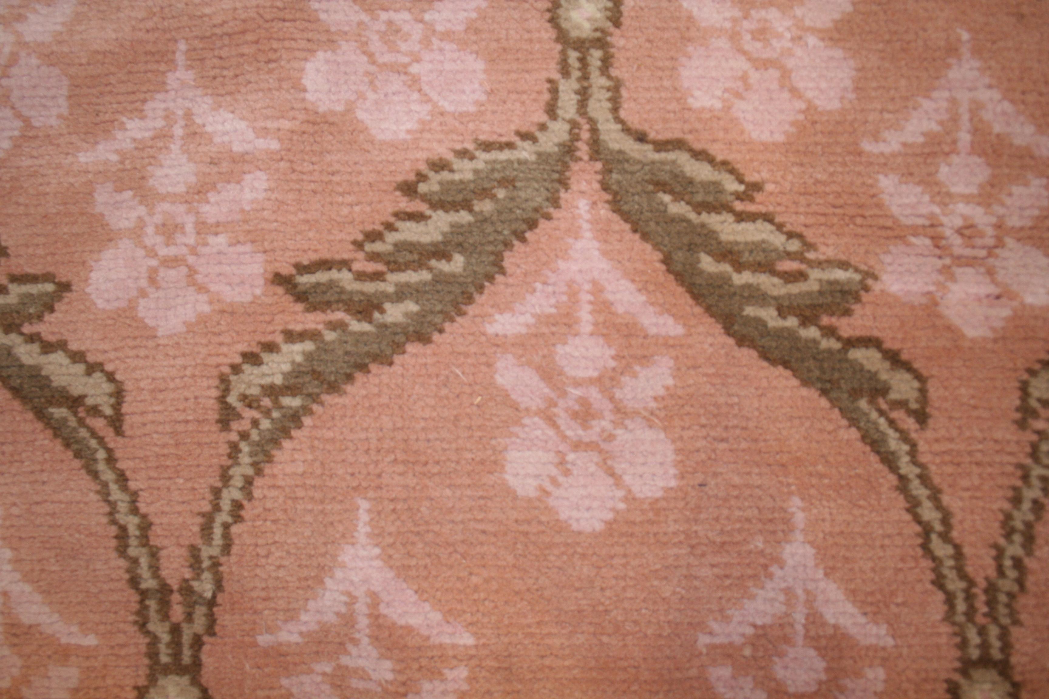 Antiker Wilton-Teppich mit Arts & Crafts-Muster in pastellfarbenen Farben, um 1910 (Englisch) im Angebot