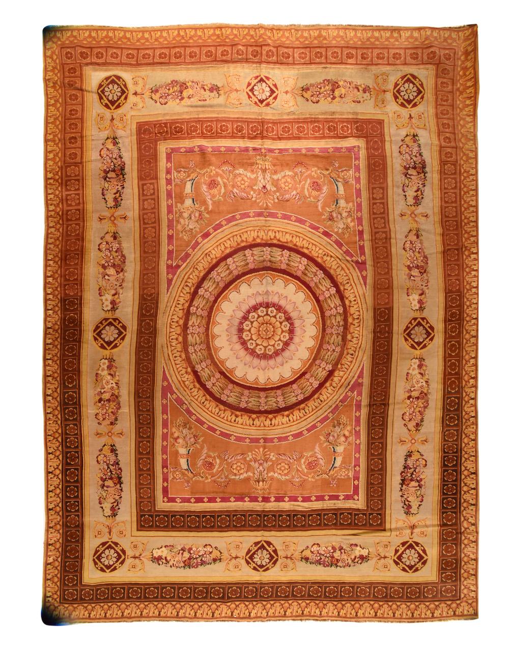 Antique Savonnerie Rug In Excellent Condition For Sale In New York, NY