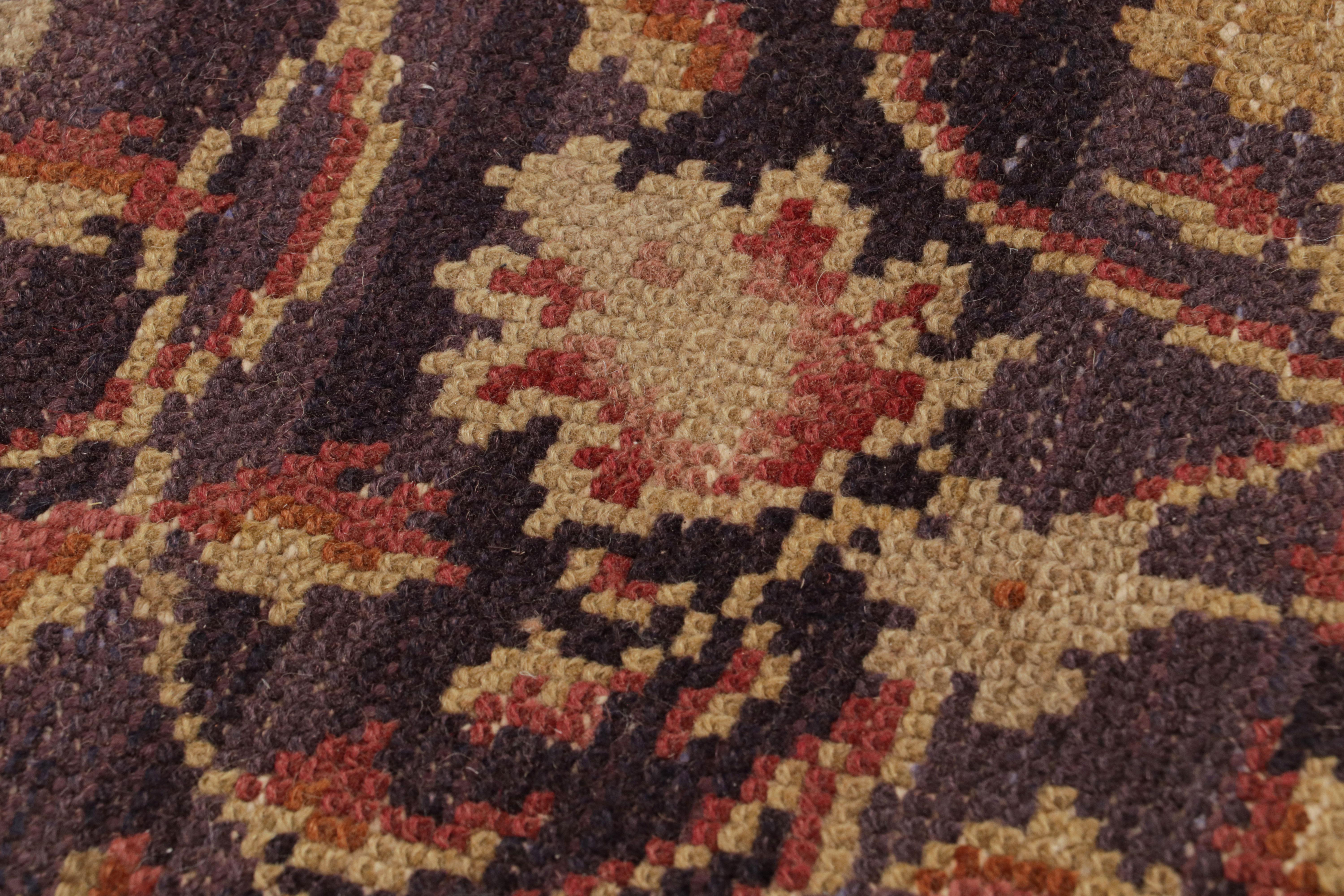 Alfombra Antigua Estilo Axminster, Lana Anudada a Mano, Beige Floral en Bueno estado para la venta en Long Island City, NY