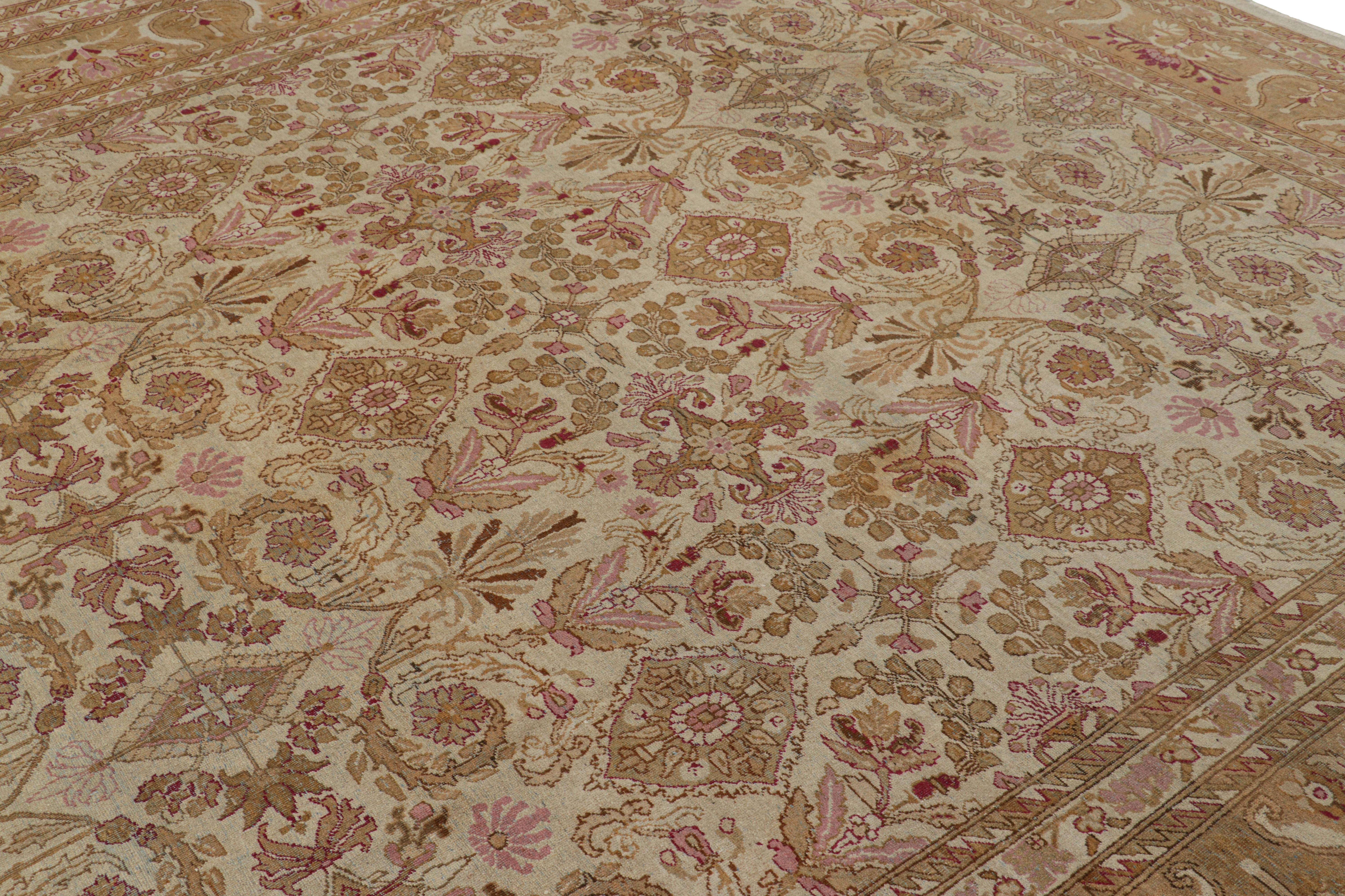 Fabricada con lana anudada a mano procedente de la India hacia 1910-1920, esta alfombra Axminster antigua de 11x12 presenta un diseño que parece ser una interpretación india del estilo Axminster inglés; una rica pieza de coleccionista entre las