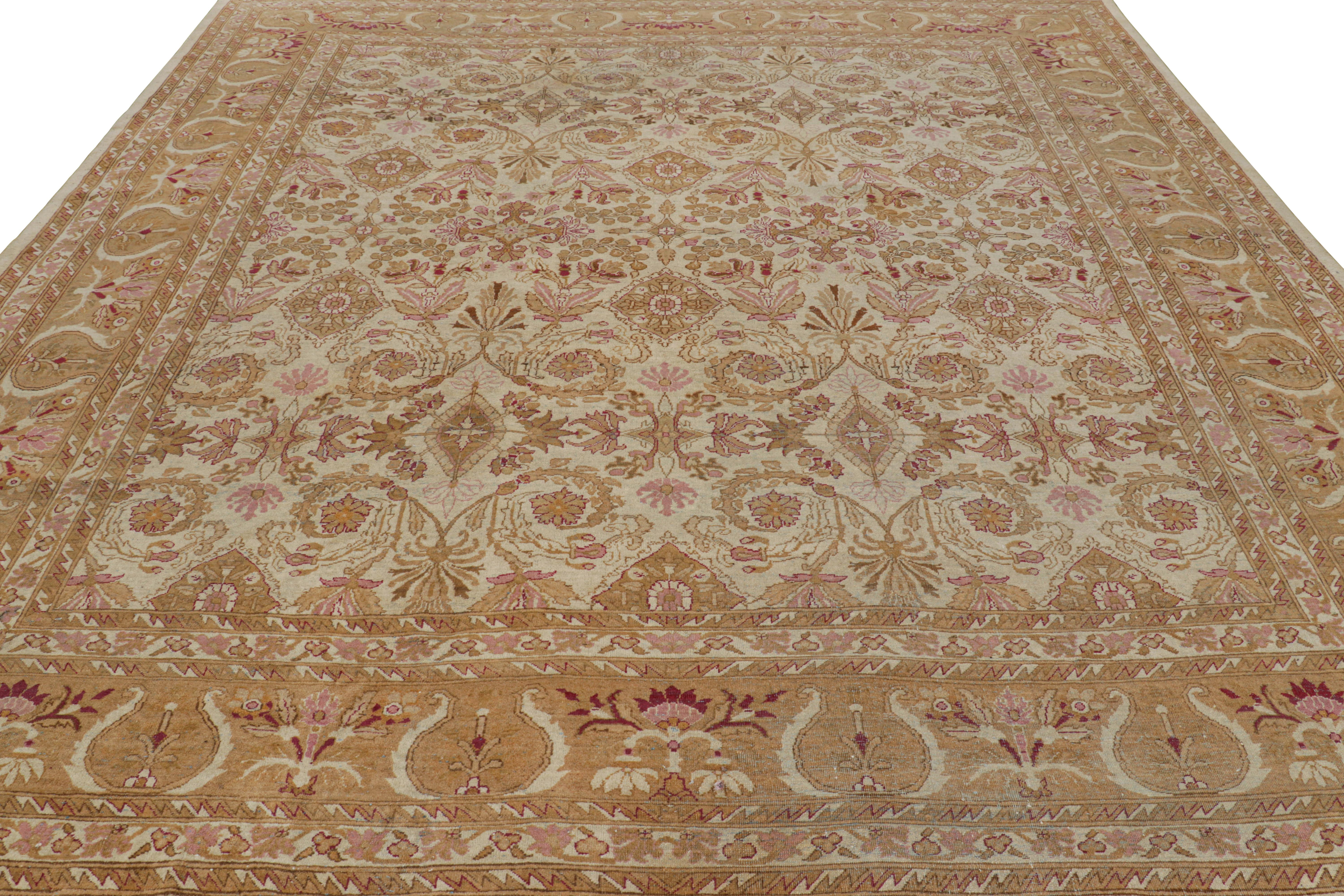 Alfombra antigua Amritsar con diseño estilo Axminster y motivos florales - Rug & Kilim en Bueno estado para la venta en Long Island City, NY