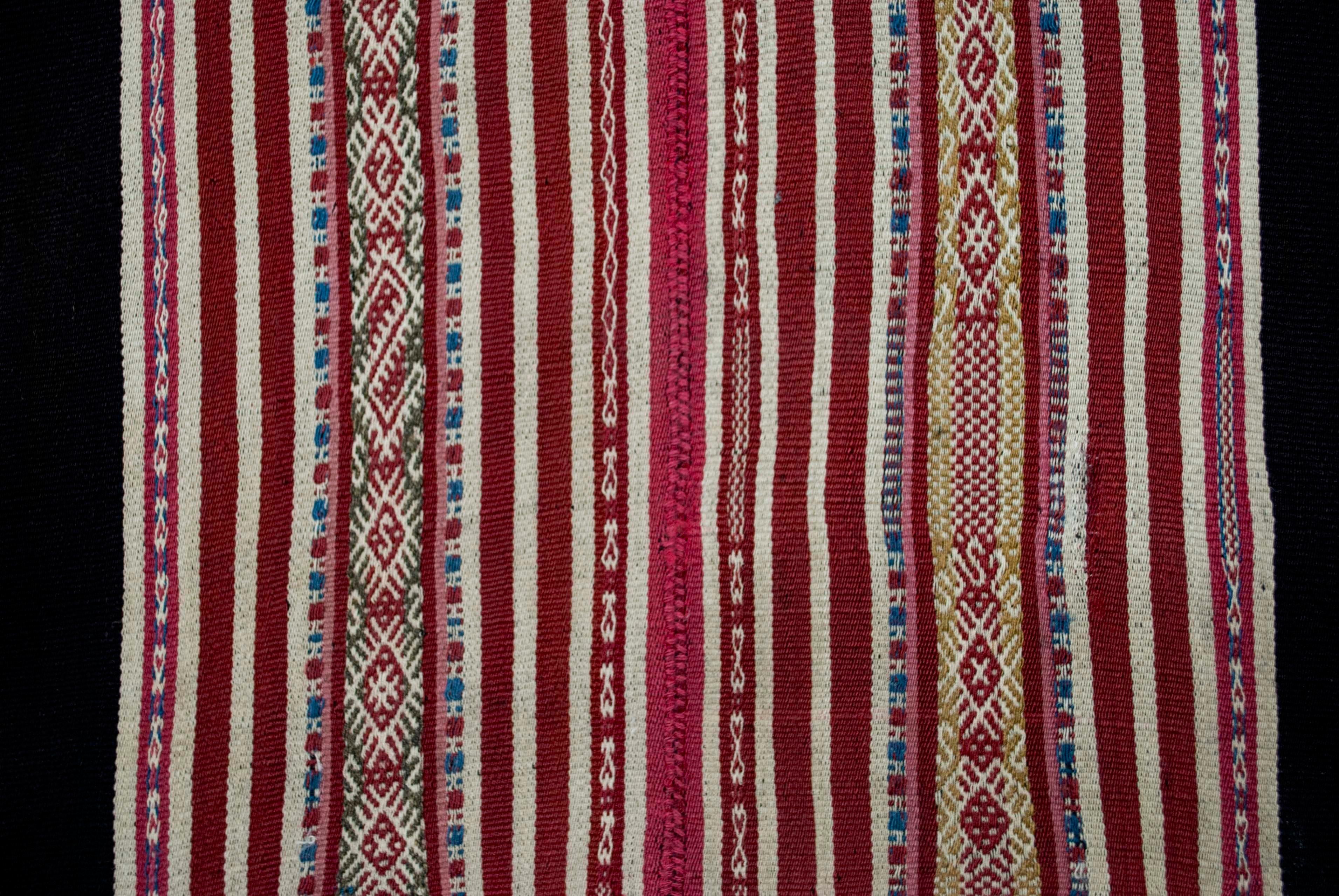 Antique Aymara Woman’s Mantle (Ahuayo), Bolivia In Good Condition For Sale In Point Richmond, CA