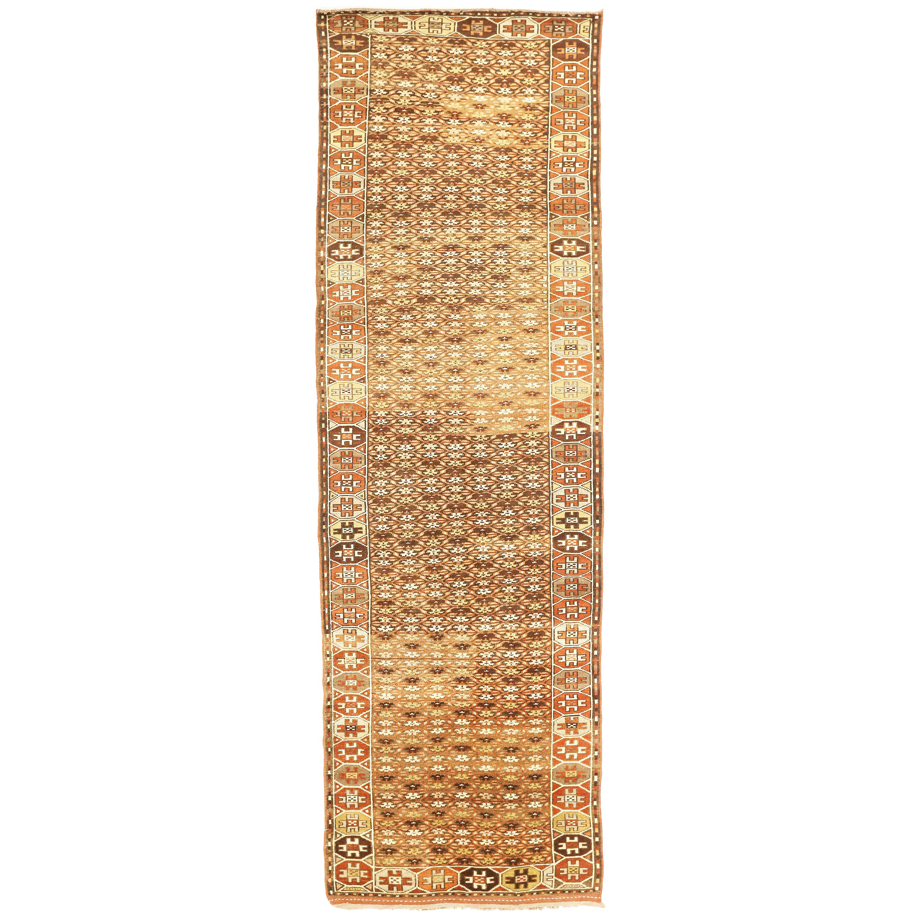 Tapis antique d'Azerbaïdjan avec détails floraux Brown et Ivory au centre en vente