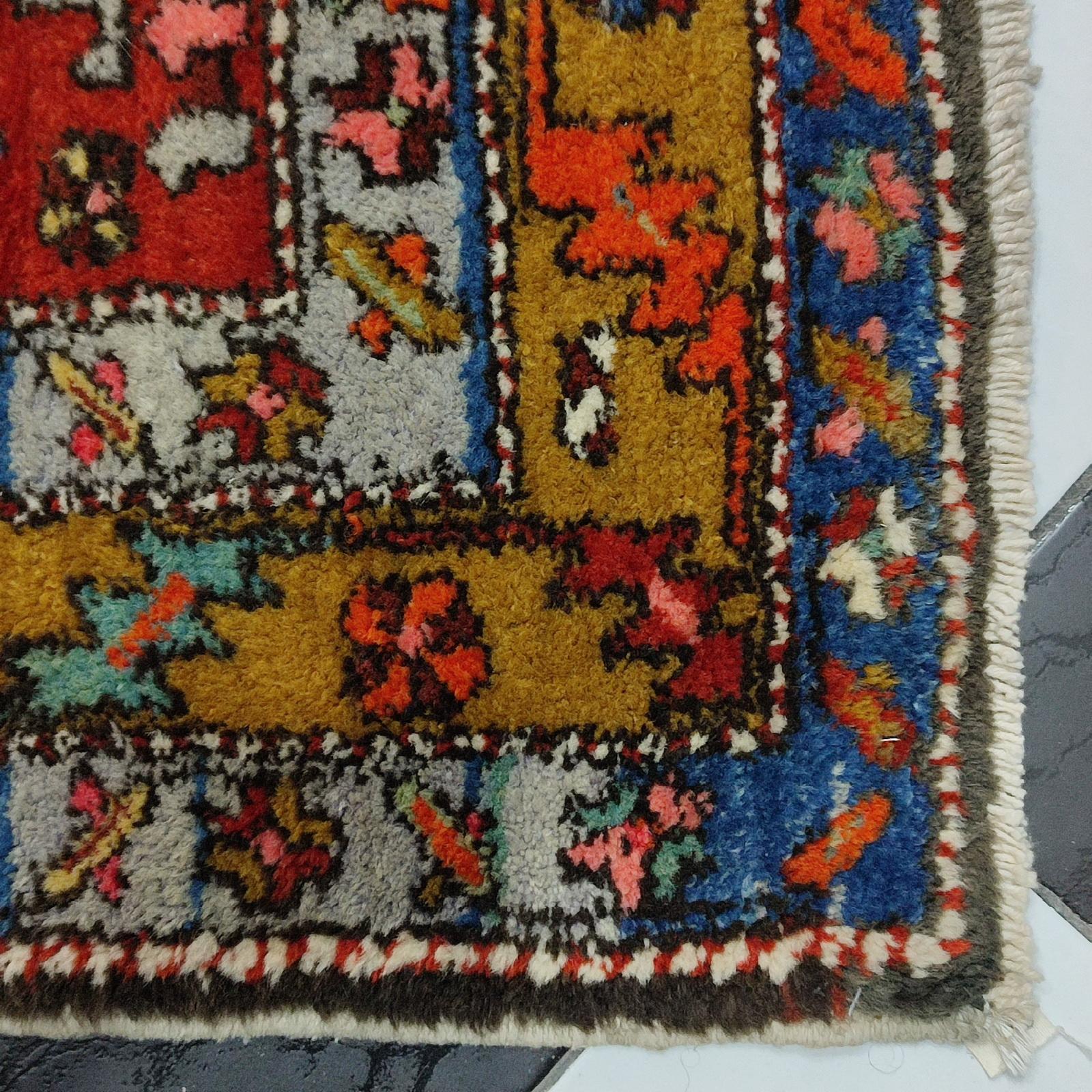 Tapis de couloir azerbaïdjan ancien avec 3 médaillons géométriques en vente 4