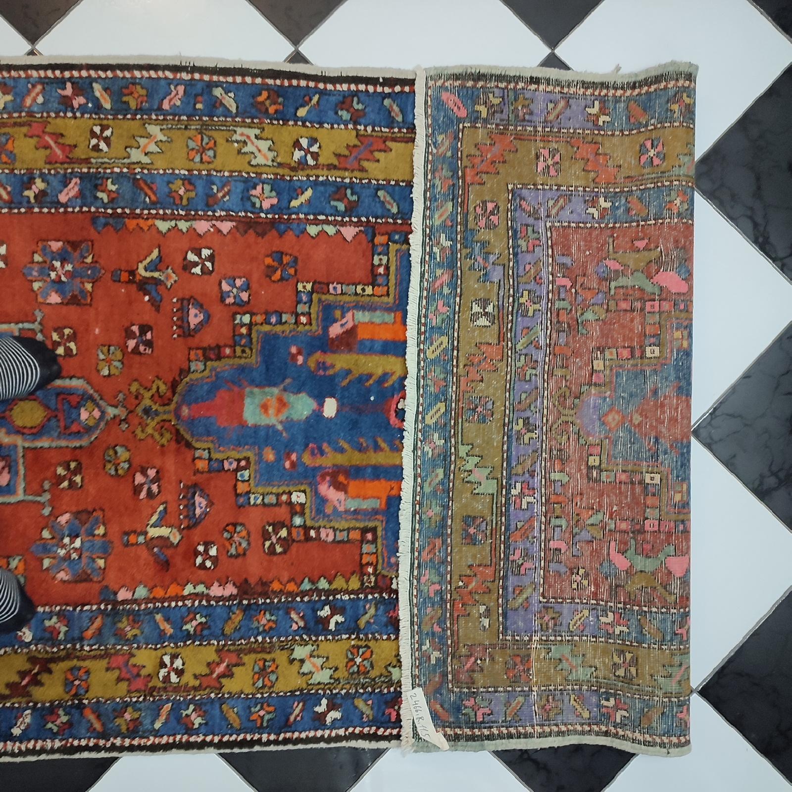 Tapis de couloir azerbaïdjan ancien avec 3 médaillons géométriques en vente 6