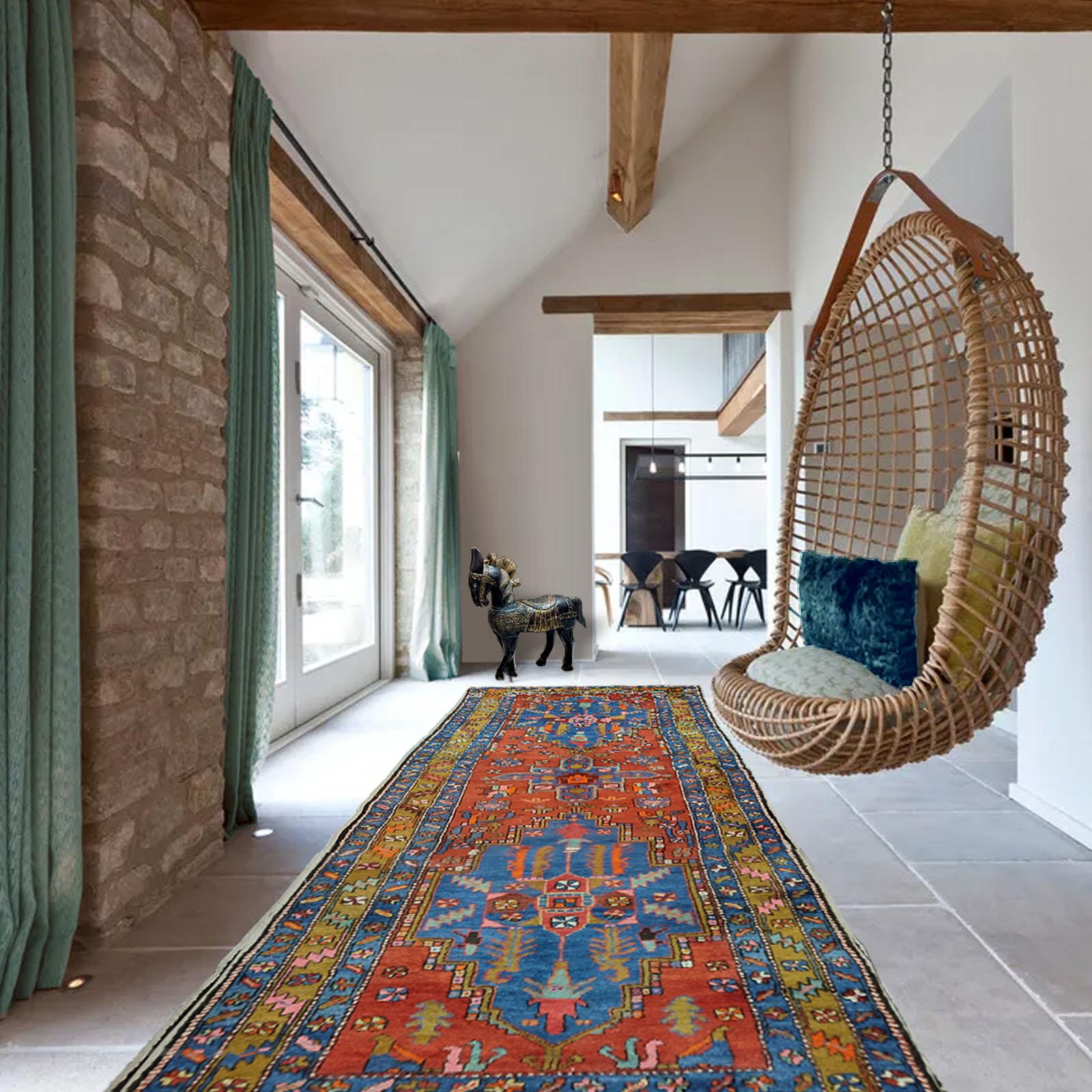 Tapis ancien d'Azerbaïdjan tissé à la main à partir de la laine de mouton la plus fine et coloré avec des teintures végétales entièrement naturelles. Motif traditionnel azéri comportant trois médaillons floraux et géométriques au centre. Cette belle