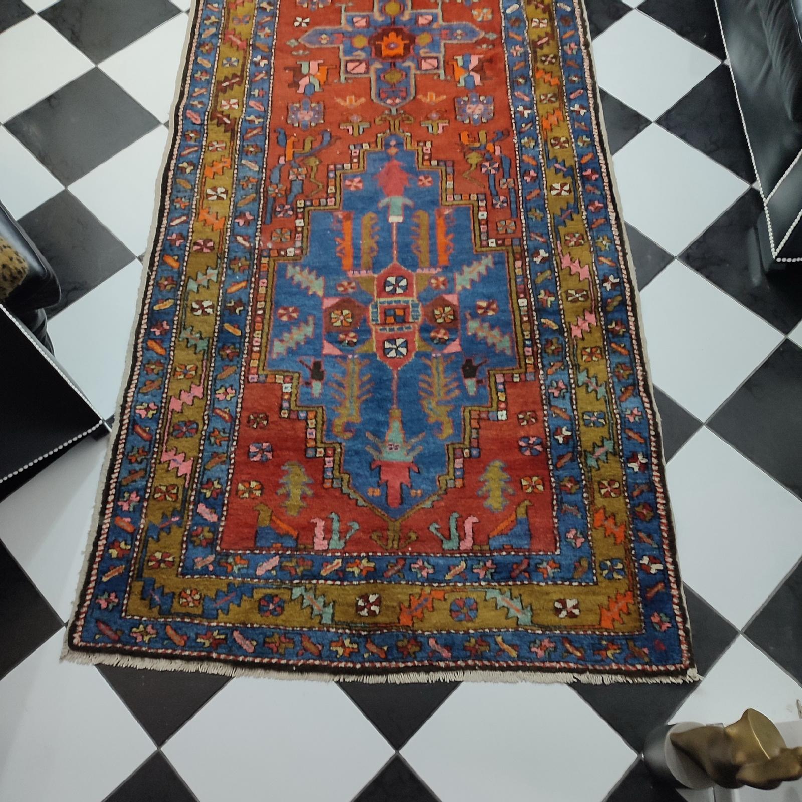 Noué à la main Tapis de couloir azerbaïdjan ancien avec 3 médaillons géométriques en vente