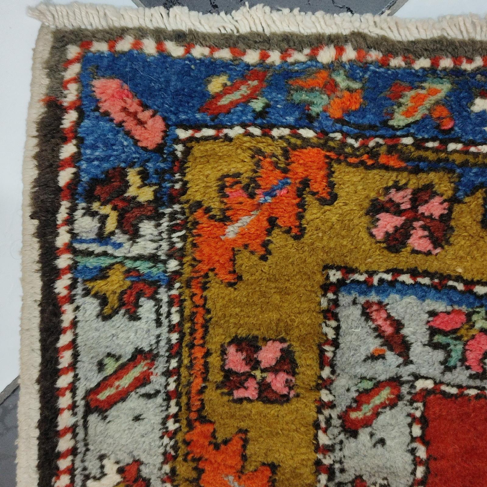 Tapis de couloir azerbaïdjan ancien avec 3 médaillons géométriques en vente 1
