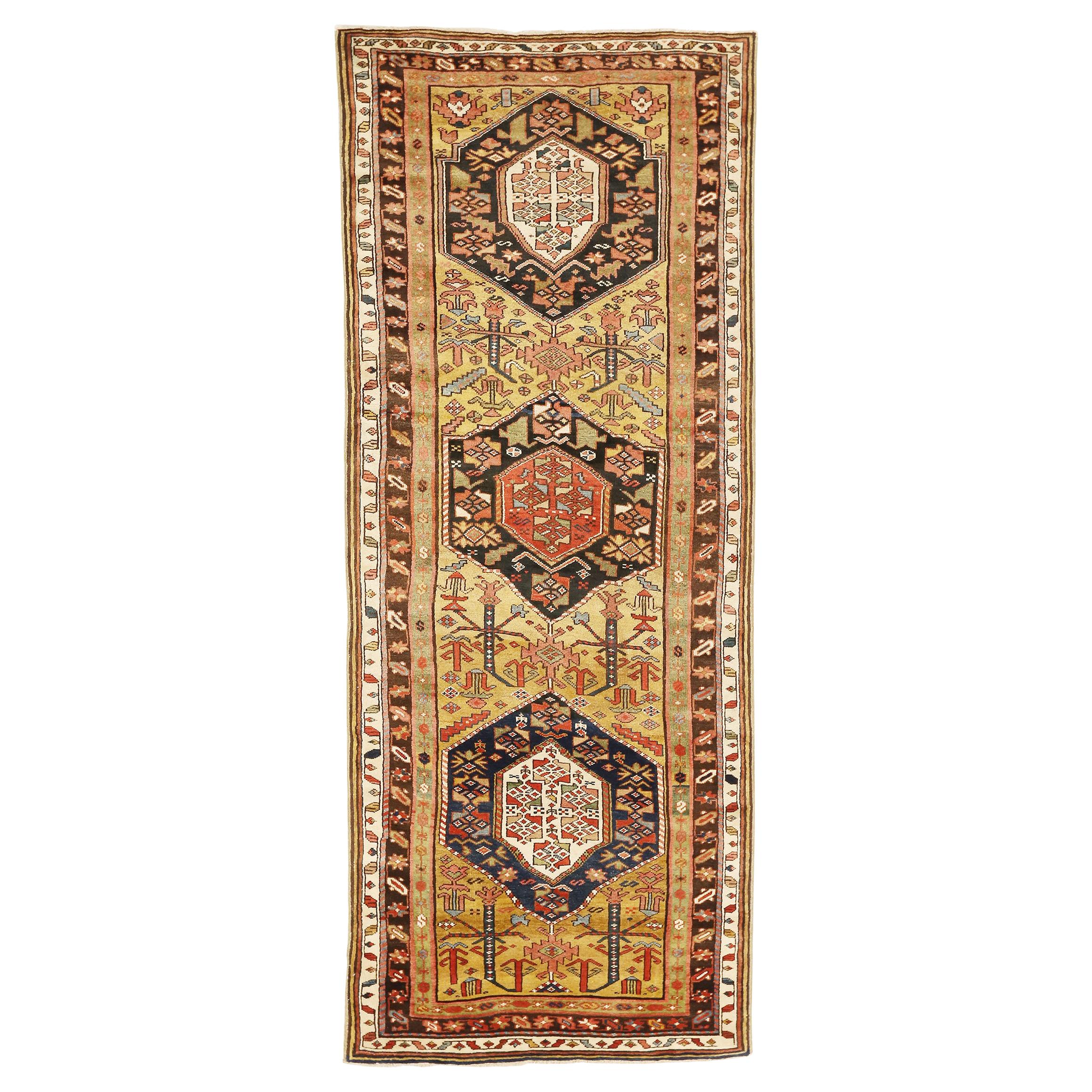 Antique tapis Azerbaïdjan Runner avec 3 médaillons géométriques sur le champ central