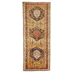 Antique tapis Azerbaïdjan Runner avec 3 médaillons géométriques sur le champ central