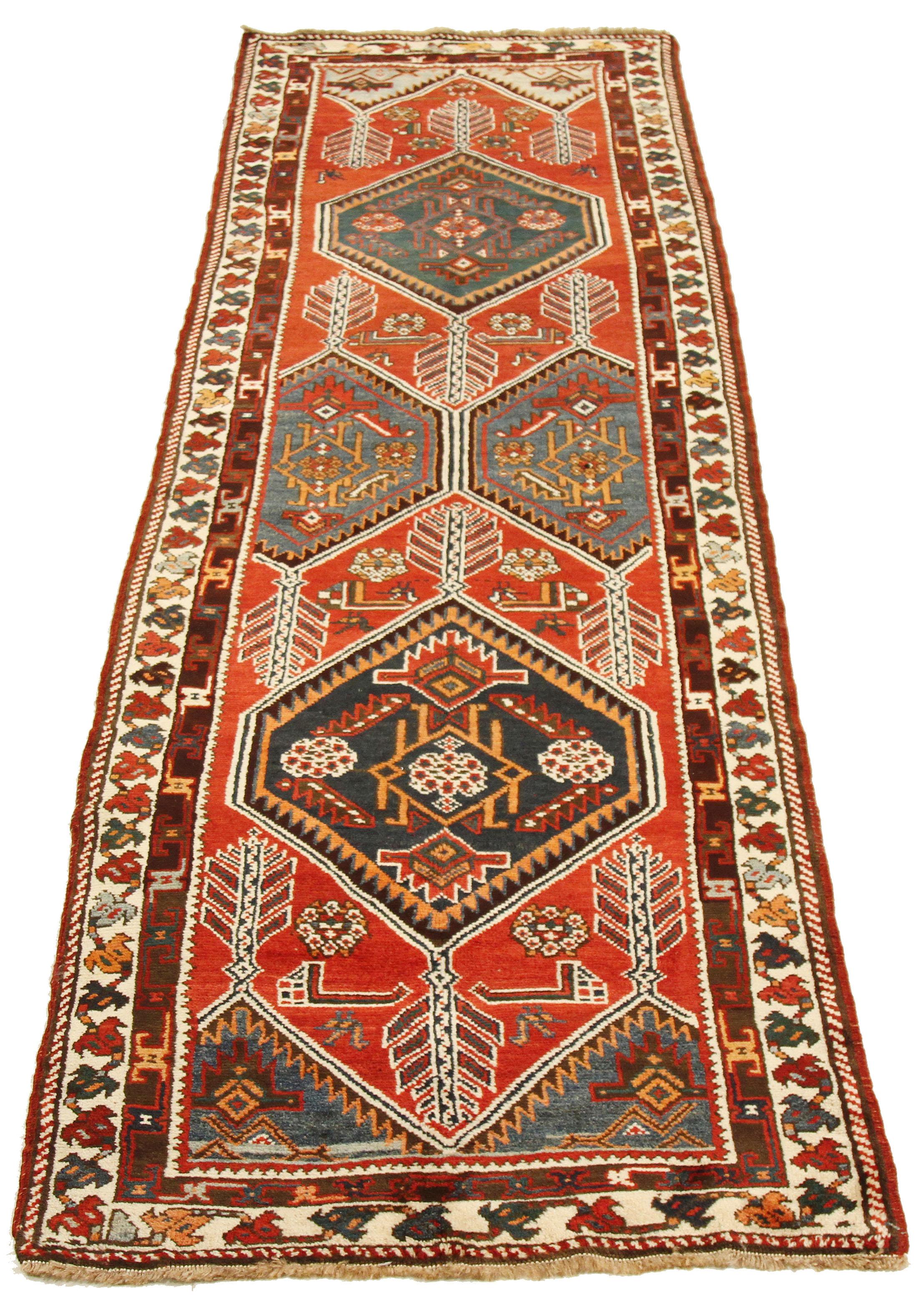 Tapis ancien d'Azerbaïdjan tissé à la main à partir de la meilleure laine de mouton et coloré avec des teintures végétales entièrement naturelles, sans danger pour les humains et les animaux domestiques. Il s'agit d'un motif traditionnel