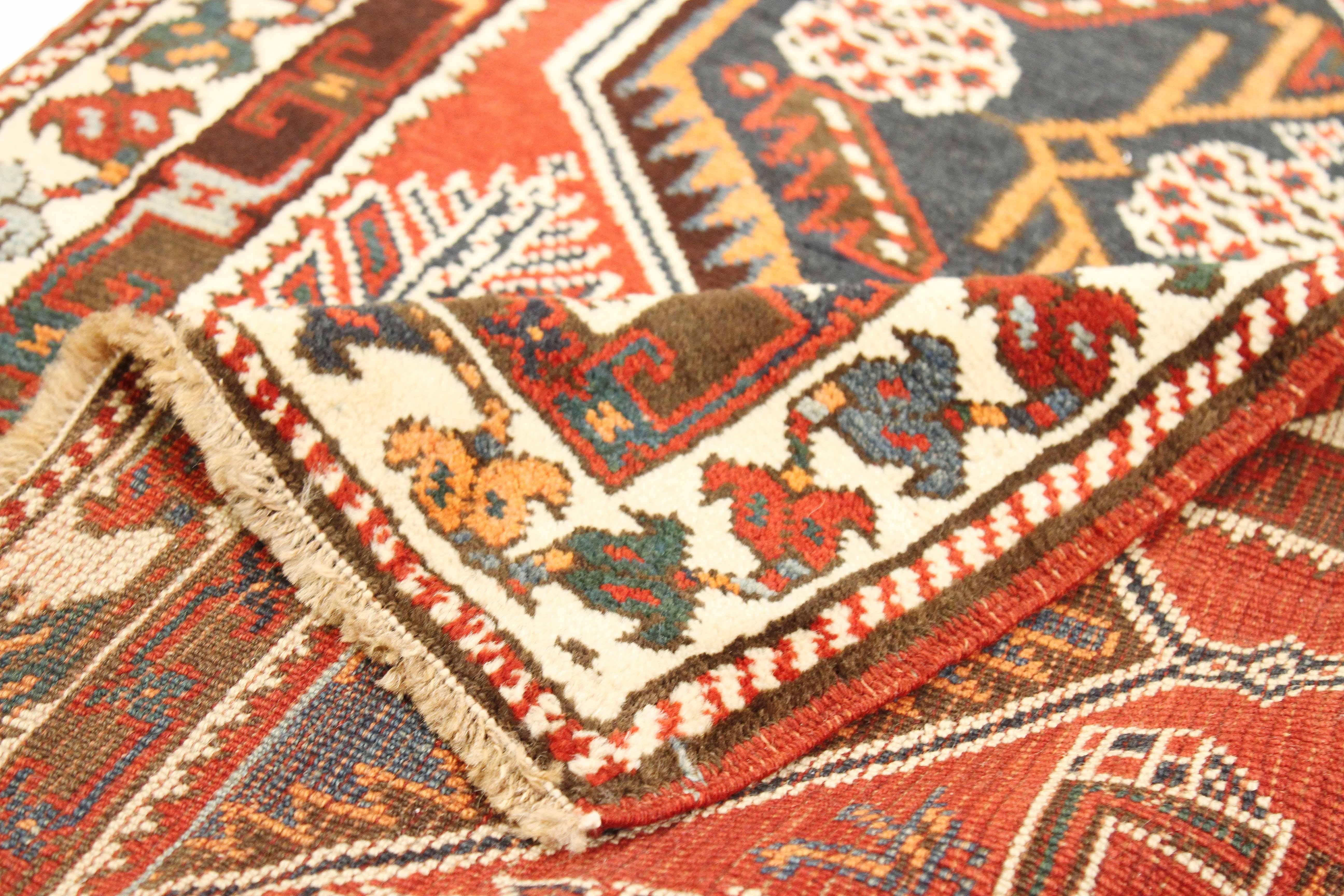 Autre Tapis de couloir ancien azerbaïdjan avec détails tribaux rouges et noirs en vente