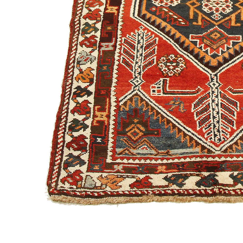 Perse Tapis de couloir ancien azerbaïdjan avec détails tribaux rouges et noirs en vente