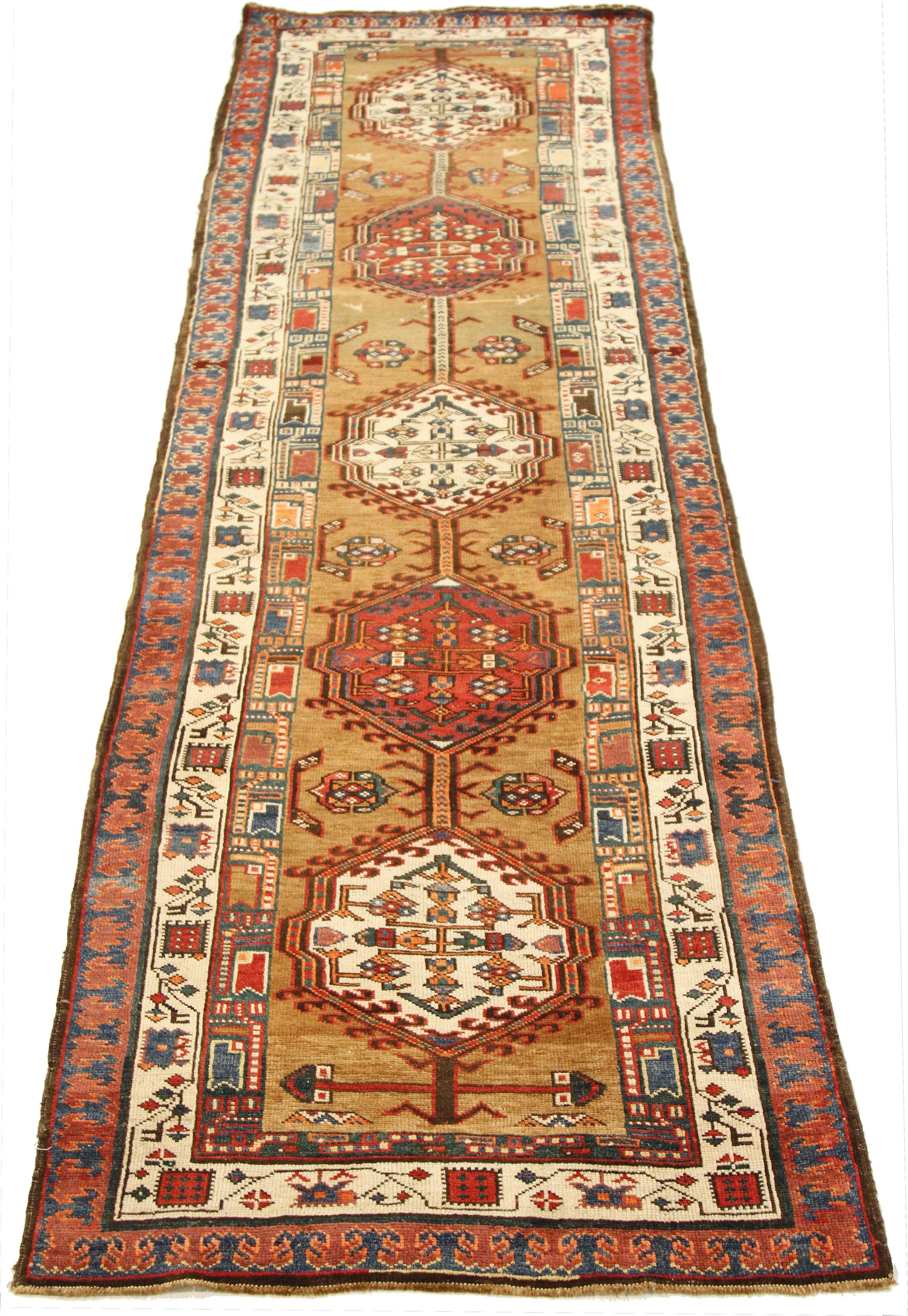 Tapis de course ancien d'Azerbaïdjan tissé à la main à partir de la meilleure laine de mouton et coloré avec des teintures végétales entièrement naturelles qui sont sans danger pour les humains et les animaux domestiques. Il s'agit d'un motif