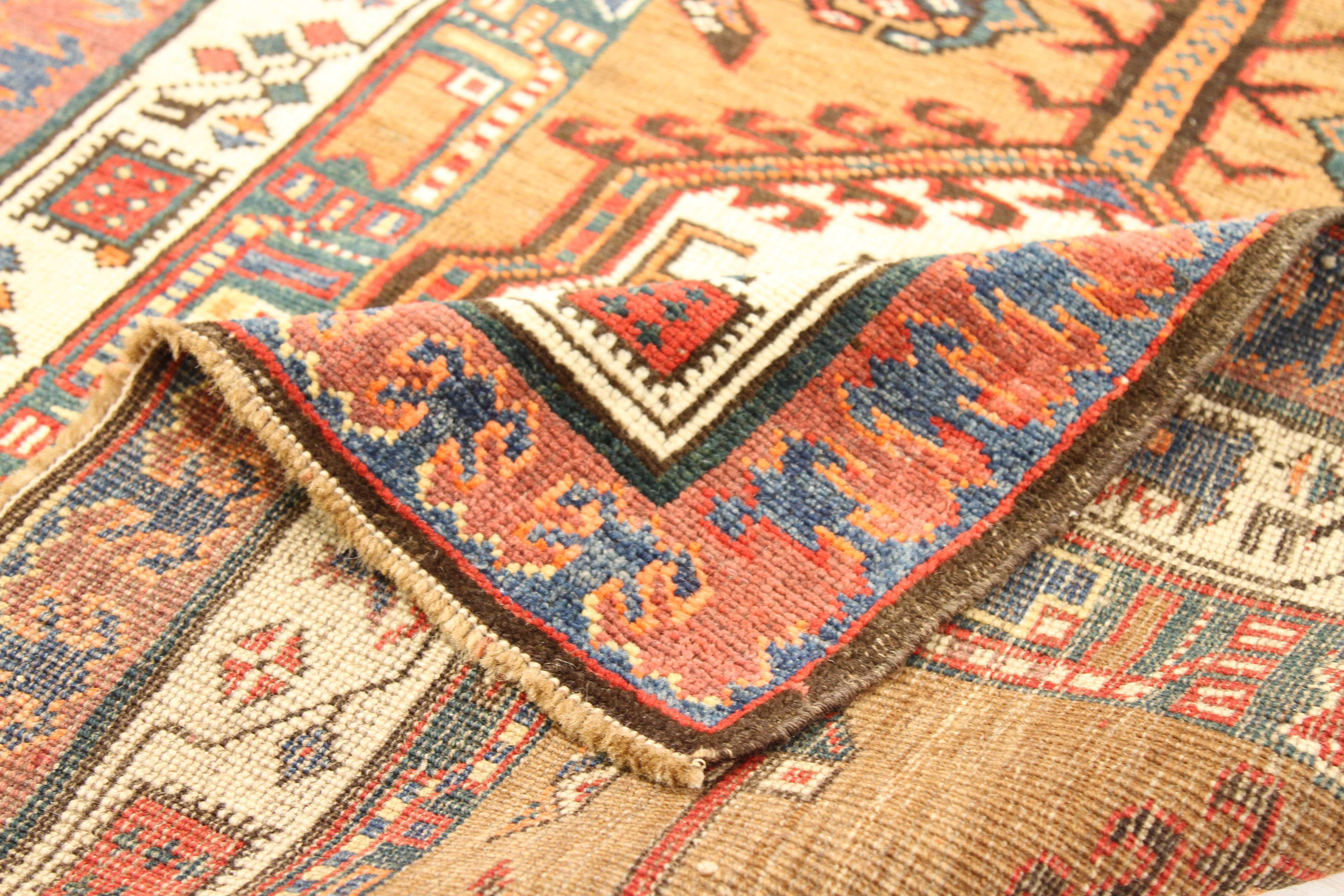 Tribal Tapis de couloir ancien d'Azerbaïdjan avec médaillons tribaux rouges et ivoires sur terrain beige en vente