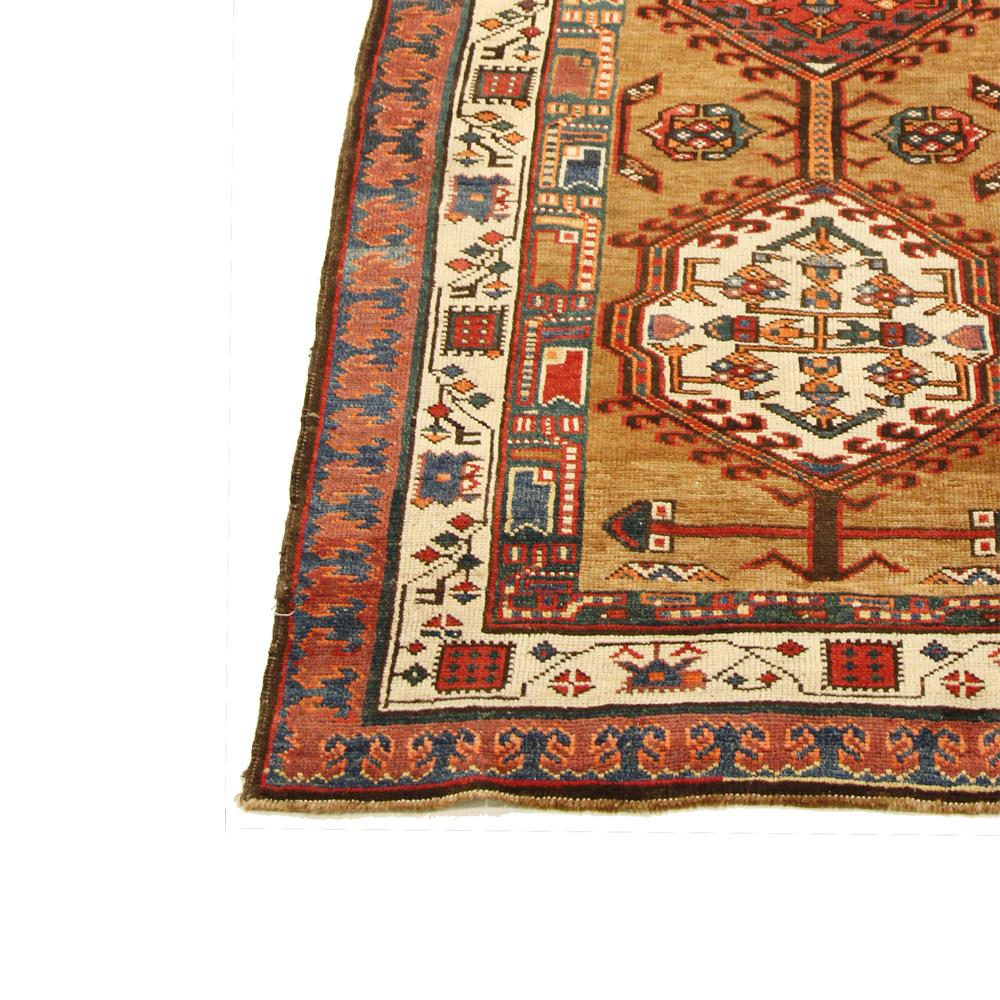 Perse Tapis de couloir ancien d'Azerbaïdjan avec médaillons tribaux rouges et ivoires sur terrain beige en vente