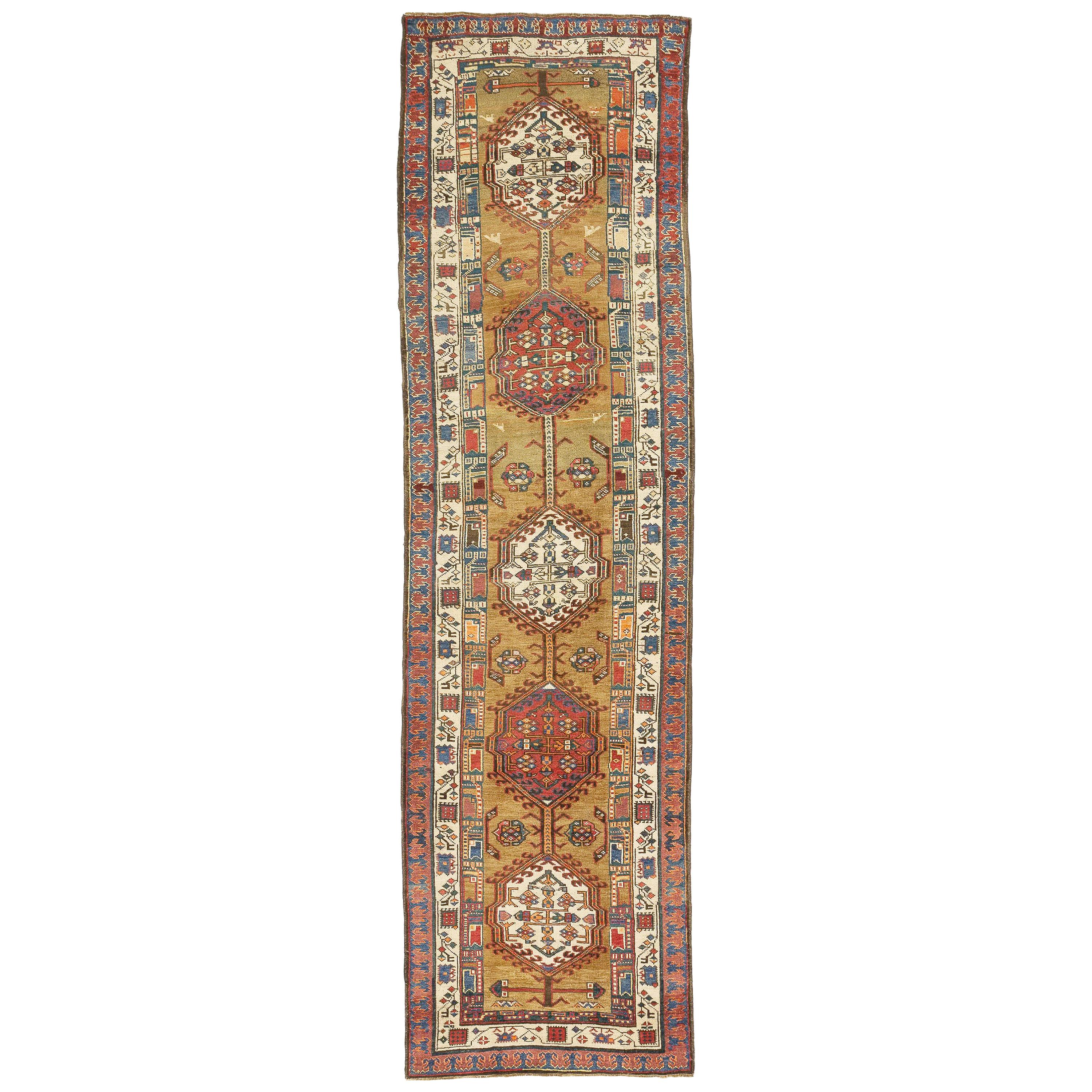 Tapis de couloir ancien d'Azerbaïdjan avec médaillons tribaux rouges et ivoires sur terrain beige en vente