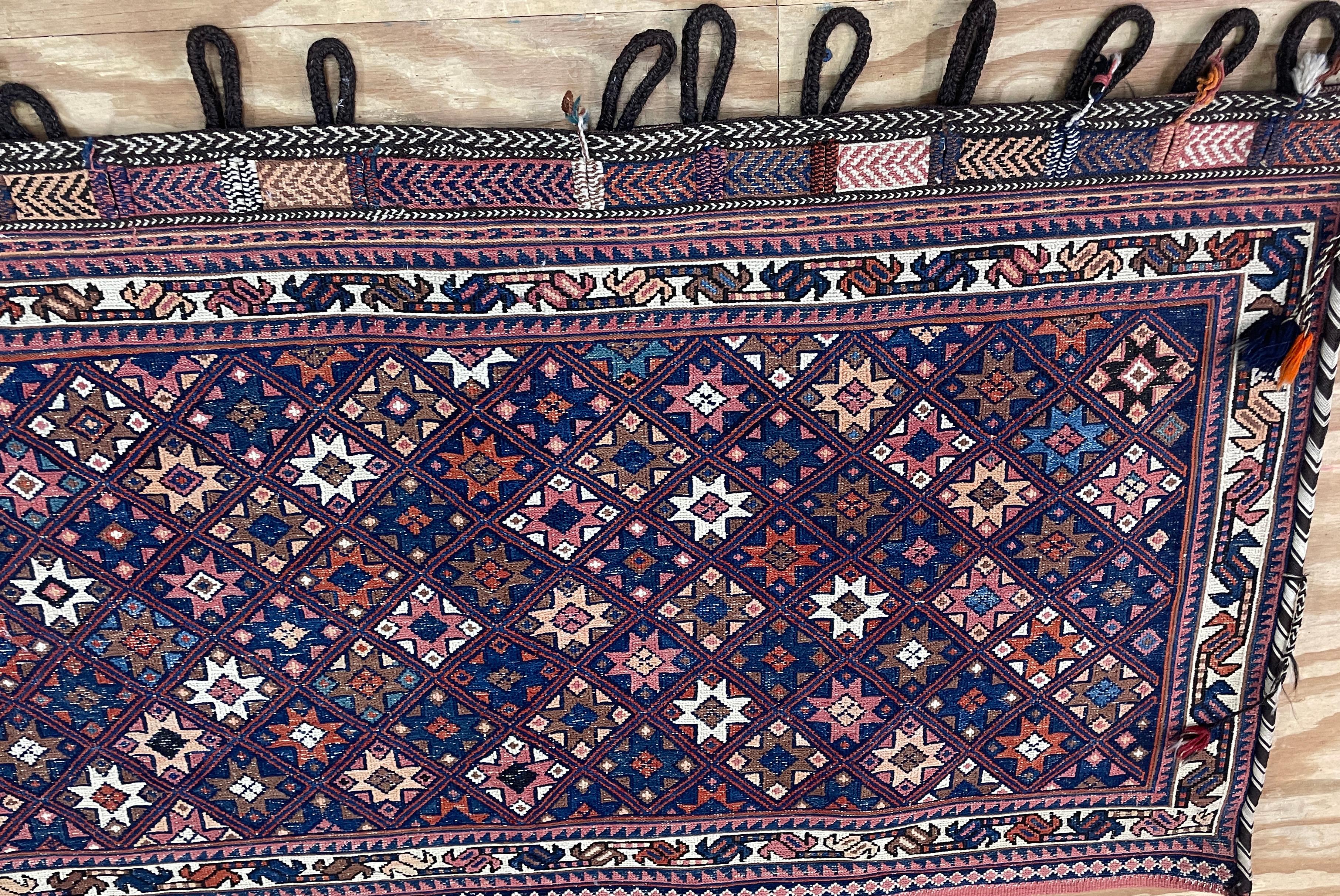 Kilim oder flach gewebte Teppiche, die für Satteltaschen verwendet werden, wurden früher für den Transport von Haushaltswaren auf Kamelen genutzt und werden heute von Sammlern oder einfach als dekorative Textilien verwendet.