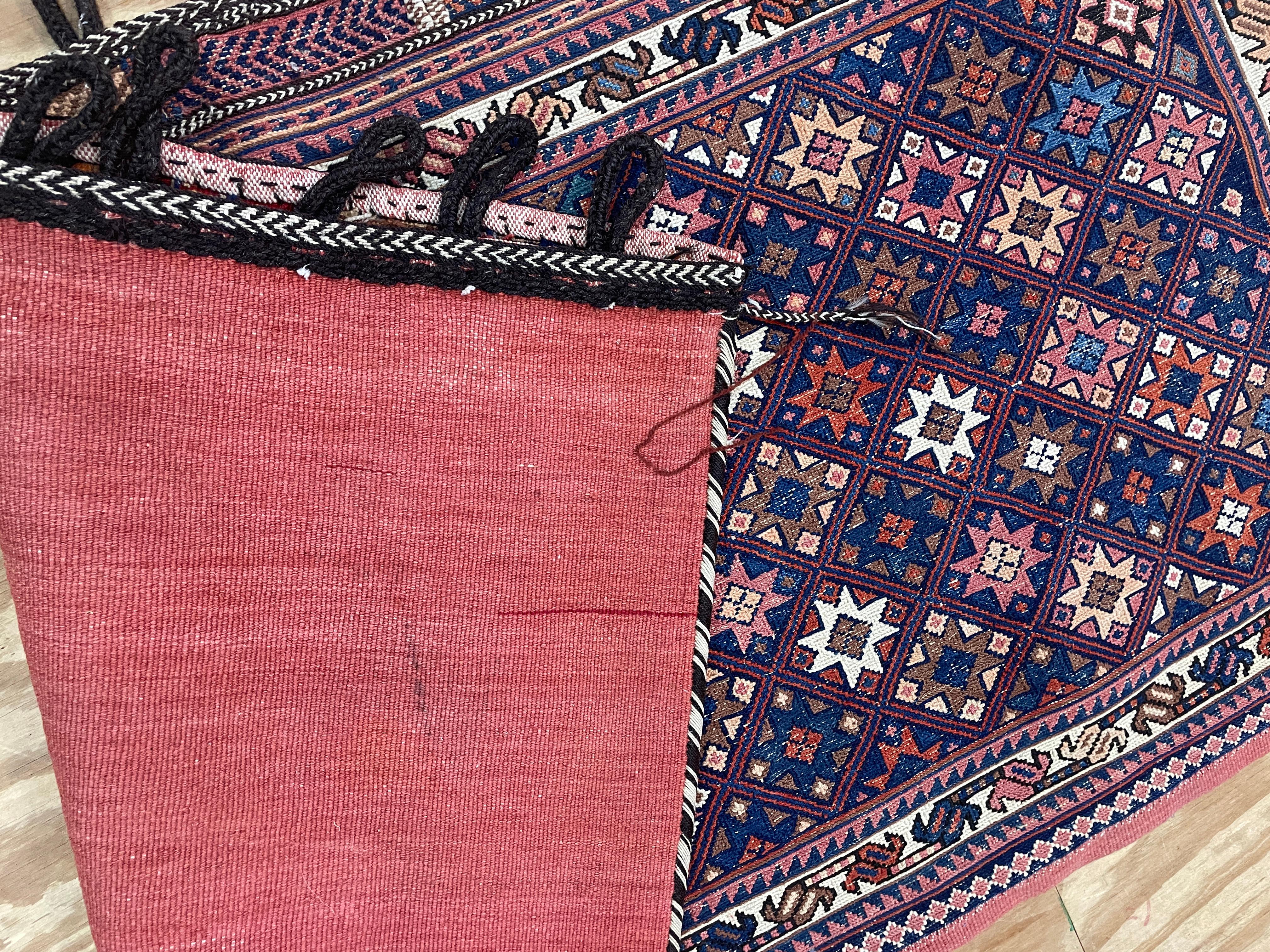 Antike Aserbaidschanische Satteltasche/ Soumak-Kelim-Gewebe im Zustand „Gut“ im Angebot in Evanston, IL
