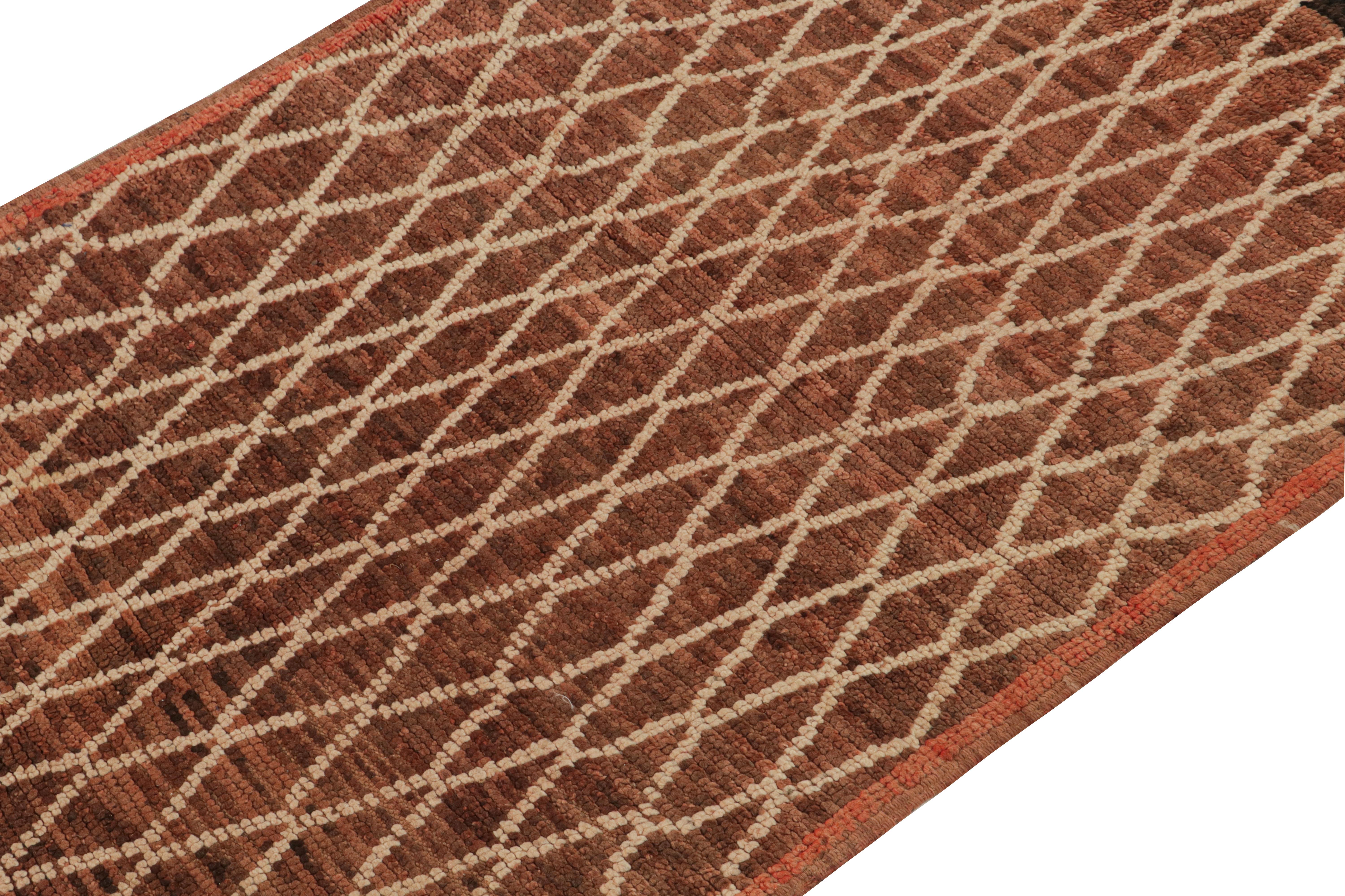 Antiker marokkanischer Azilal-Teppich in Brown mit beigefarbenem Rautenmuster von Rug & Kilim (Marokkanisch) im Angebot
