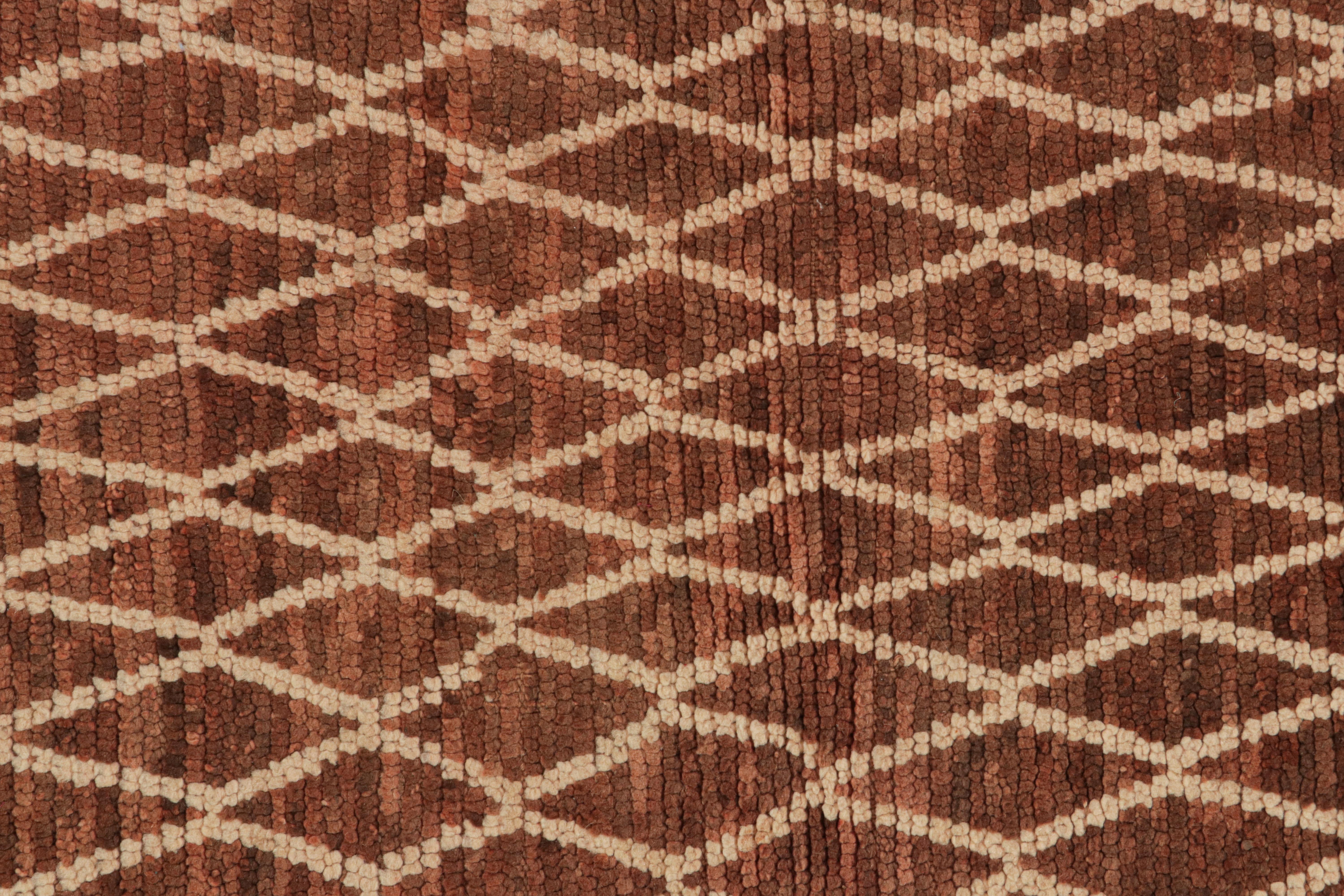 Antiker marokkanischer Azilal-Teppich in Brown mit beigefarbenem Rautenmuster von Rug & Kilim im Zustand „Gut“ im Angebot in Long Island City, NY