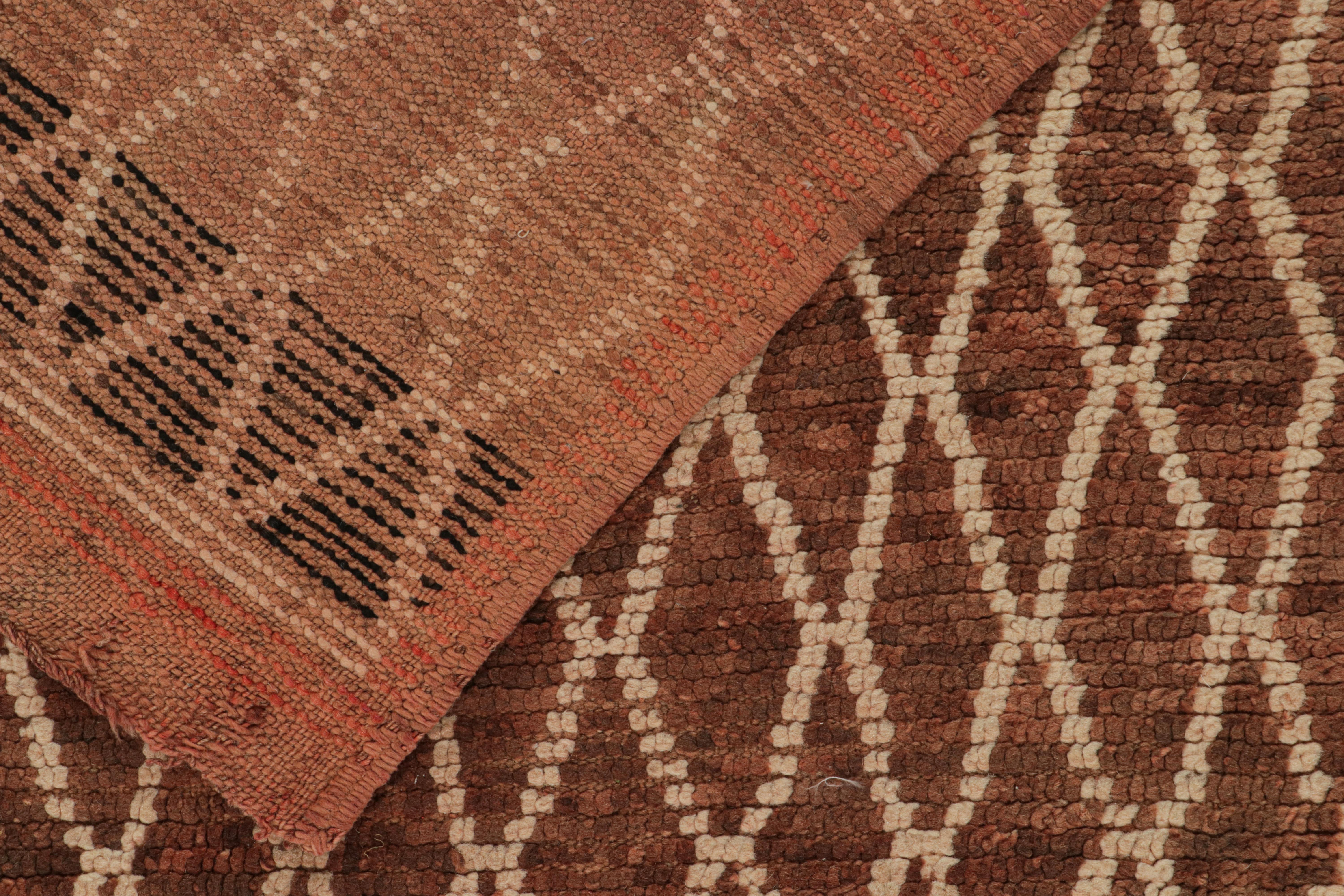 Antiker marokkanischer Azilal-Teppich in Brown mit beigefarbenem Rautenmuster von Rug & Kilim (Frühes 20. Jahrhundert) im Angebot