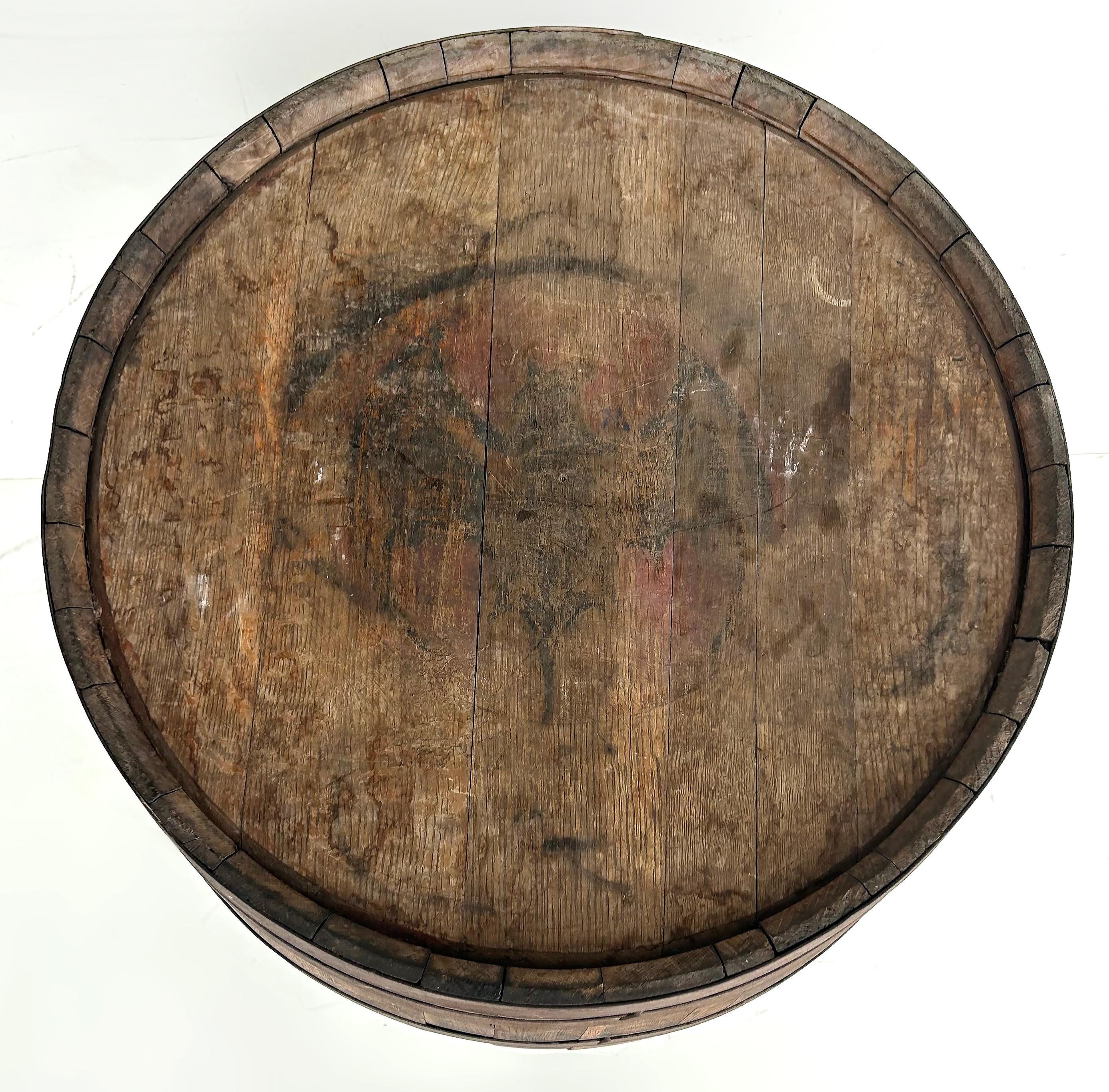 Barril de Ron Bacardi Antiguo de Madera y Hierro, Acento de Bar con Logo de Murciélago 3