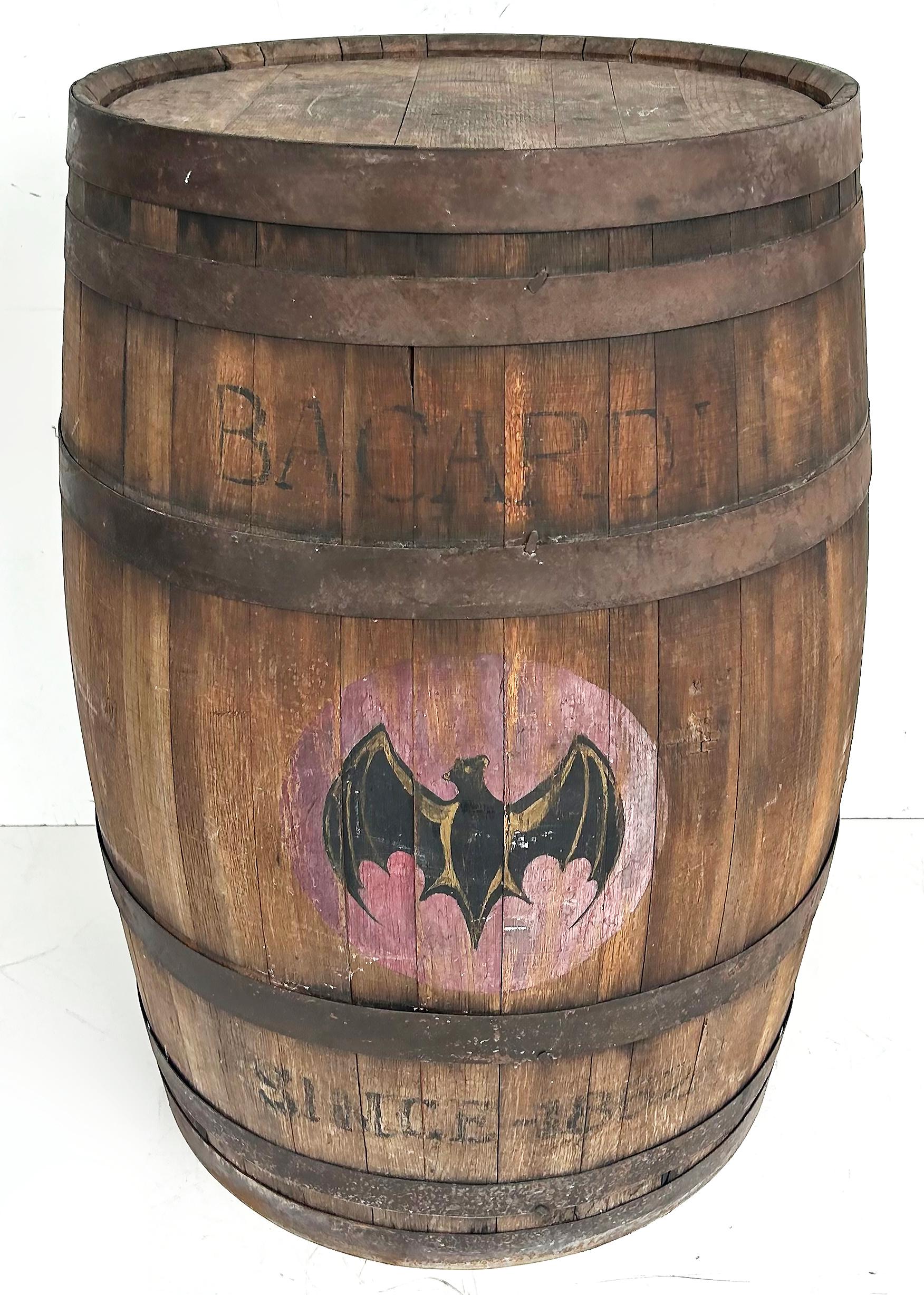 Barril de Ron Bacardi Antiguo de Madera y Hierro, Acento de Bar con Logo de Murciélago

Se ofrece a la venta un antiguo barril decorativo de ron Bacardi de madera y hierro. El barril está marcado en varios lugares y conserva el logotipo del