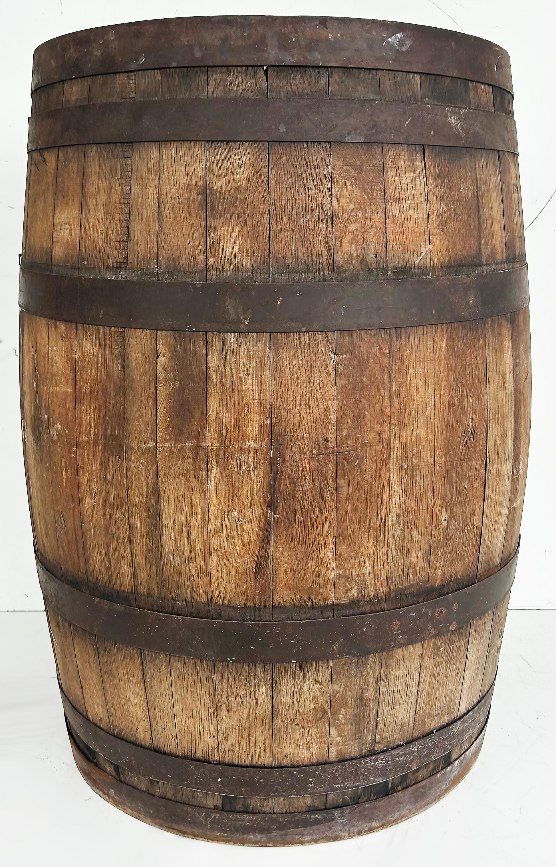 Barril de Ron Bacardi Antiguo de Madera y Hierro, Acento de Bar con Logo de Murciélago Pintado