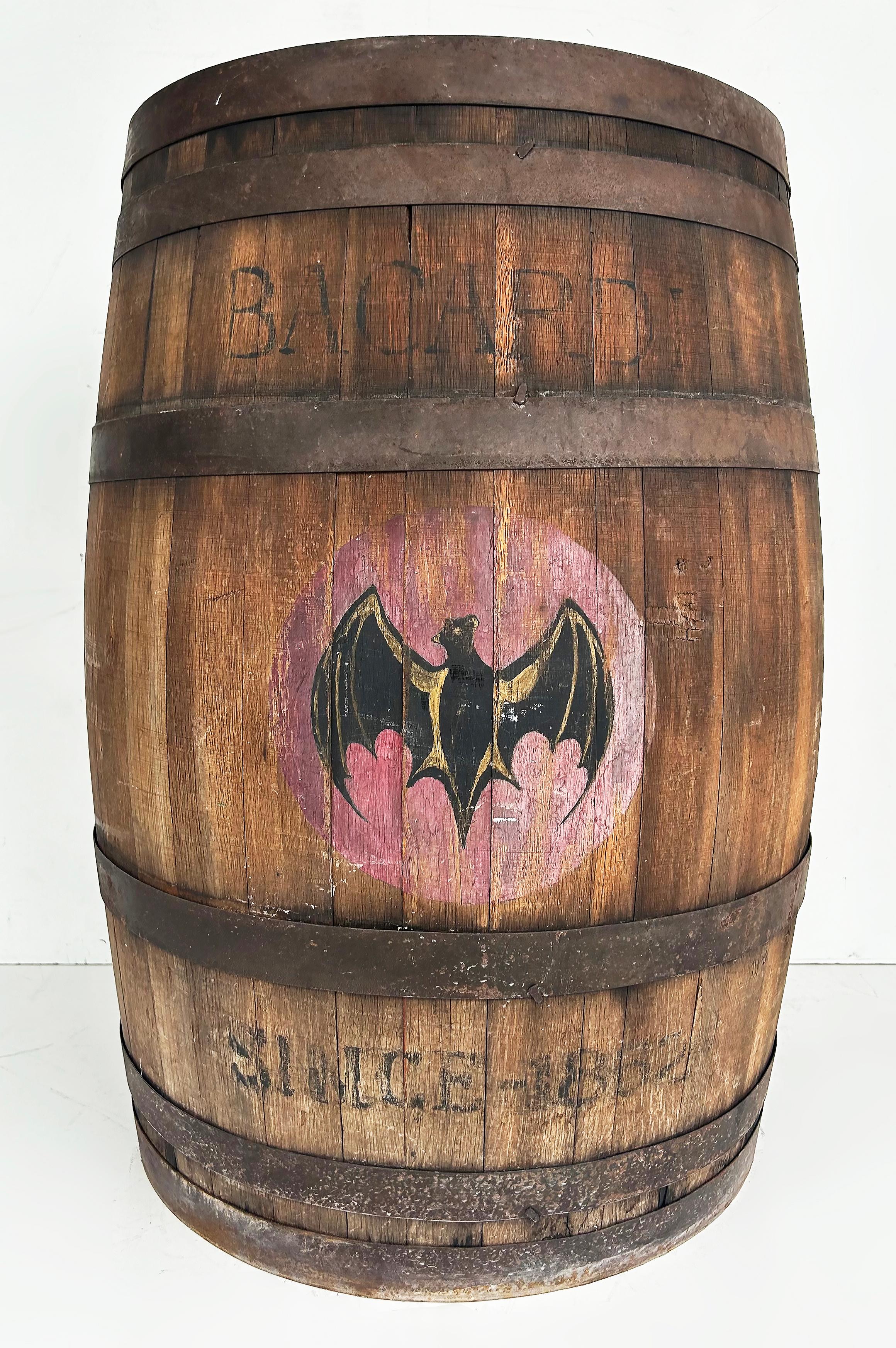 Barril de Ron Bacardi Antiguo de Madera y Hierro, Acento de Bar con Logo de Murciélago en Bueno Estado en Miami, FL