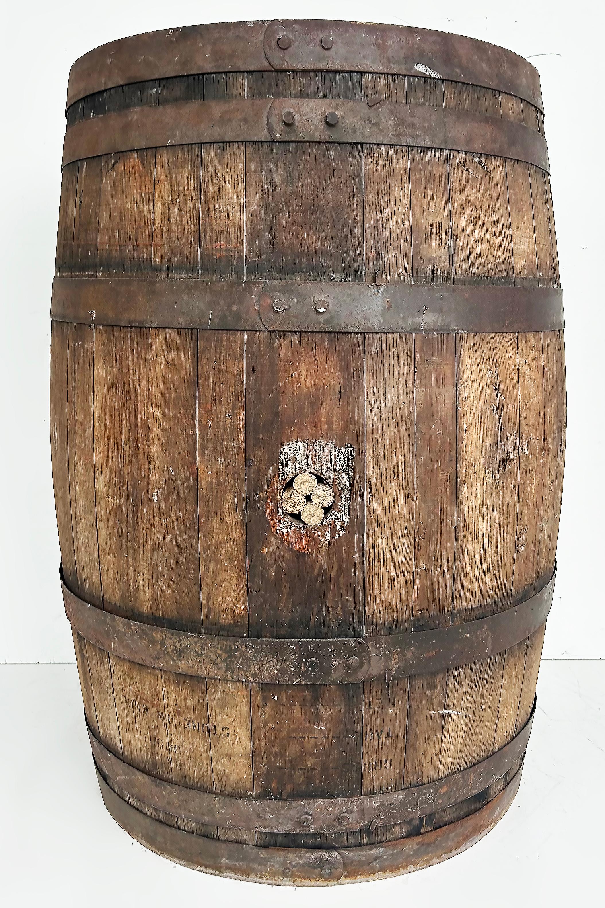 Barril de Ron Bacardi Antiguo de Madera y Hierro, Acento de Bar con Logo de Murciélago siglo XX