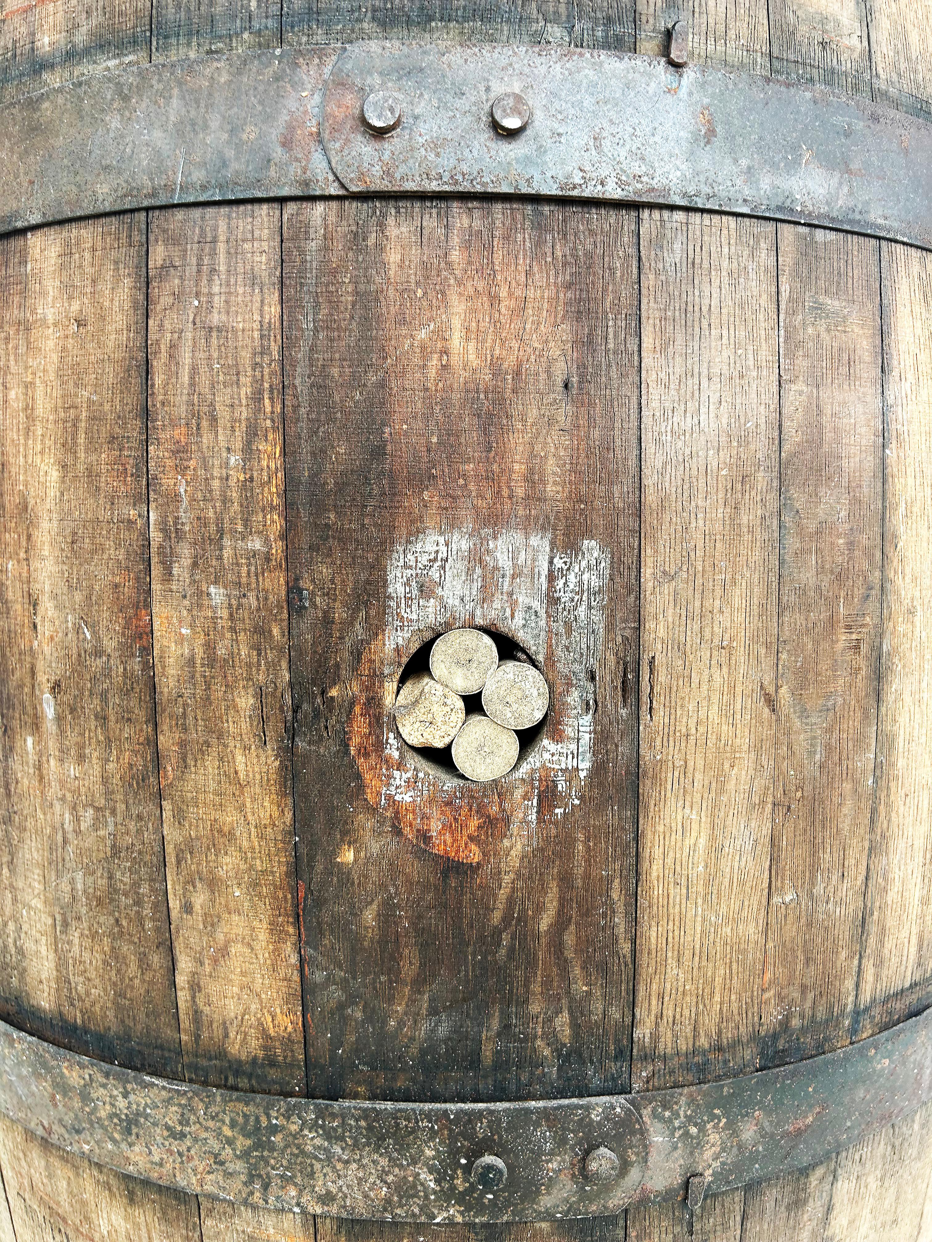 Barril de Ron Bacardi Antiguo de Madera y Hierro, Acento de Bar con Logo de Murciélago 1