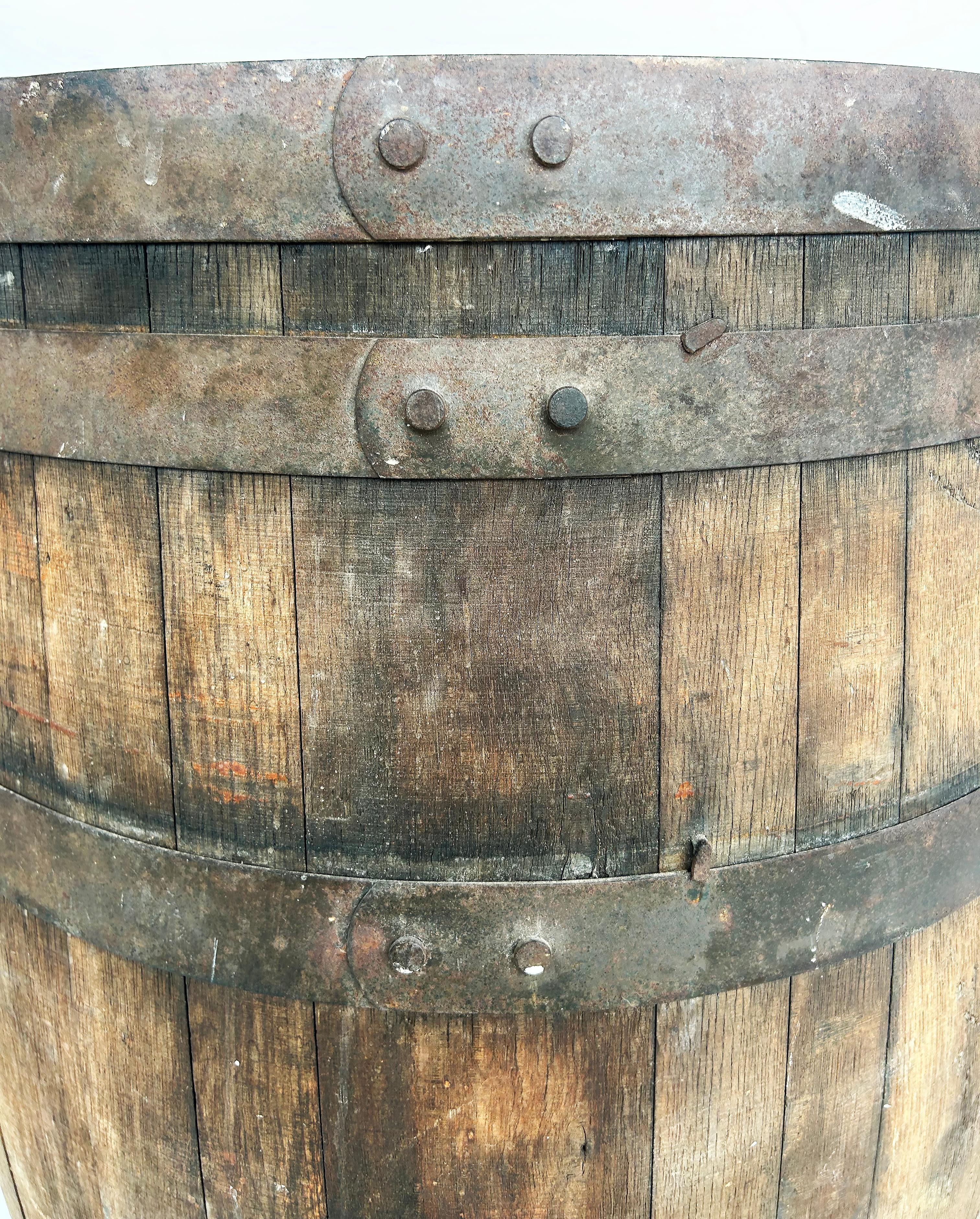 Barril de Ron Bacardi Antiguo de Madera y Hierro, Acento de Bar con Logo de Murciélago 2