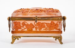 Boîte ancienne en verre camée de Baccarat gravé à l'acide avec motif de feuilles et de vignes