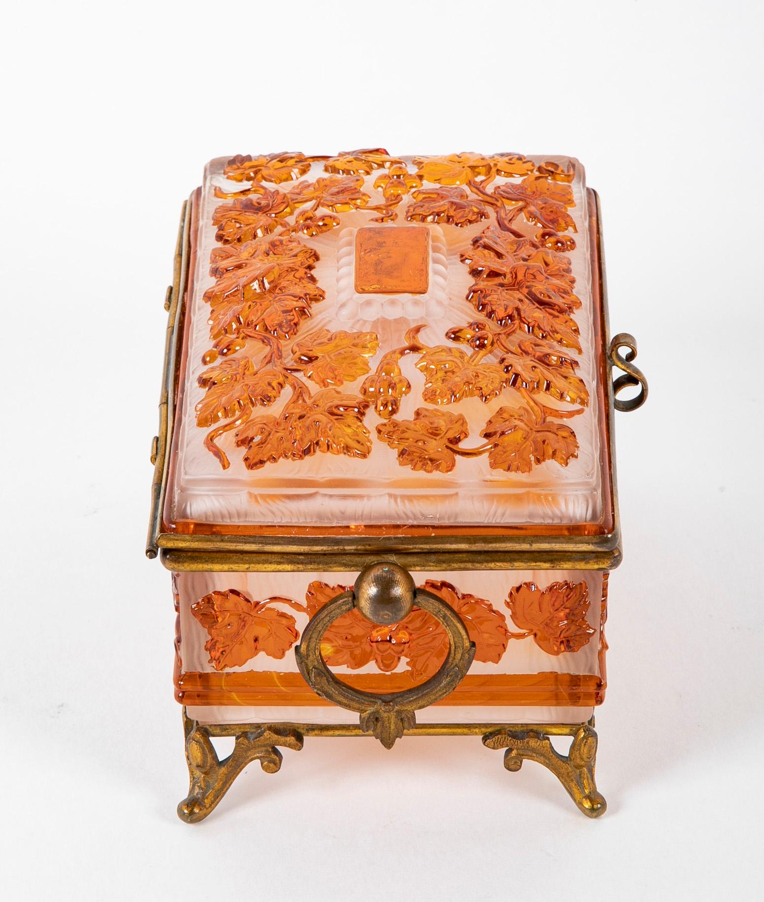 XIXe siècle Boîte ancienne en verre camée de Baccarat gravé à l'acide avec motif de feuilles et de vignes en vente