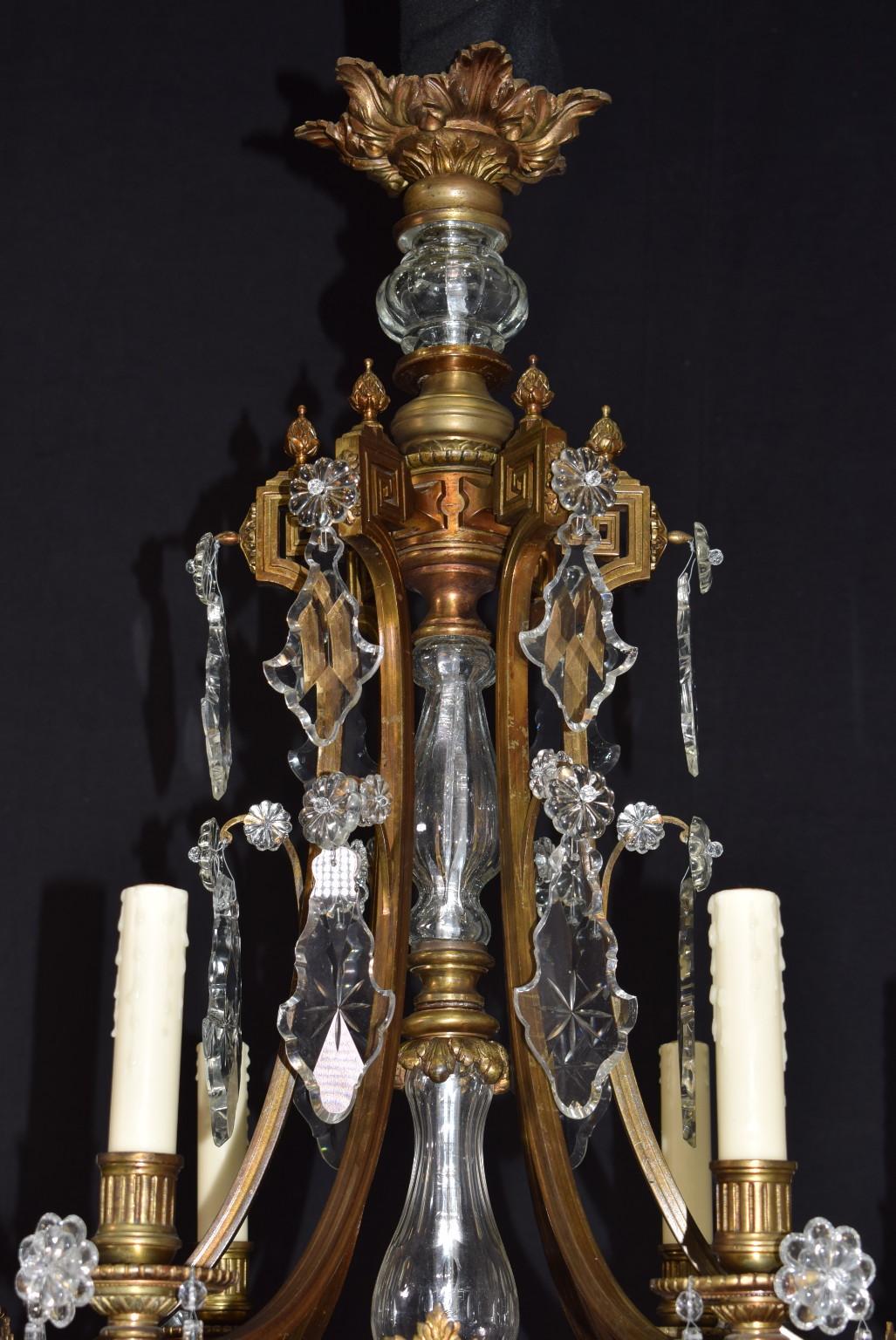 Feiner Kronleuchter aus vergoldeter Bronze und Kristall von Baccarat. 
CW4420