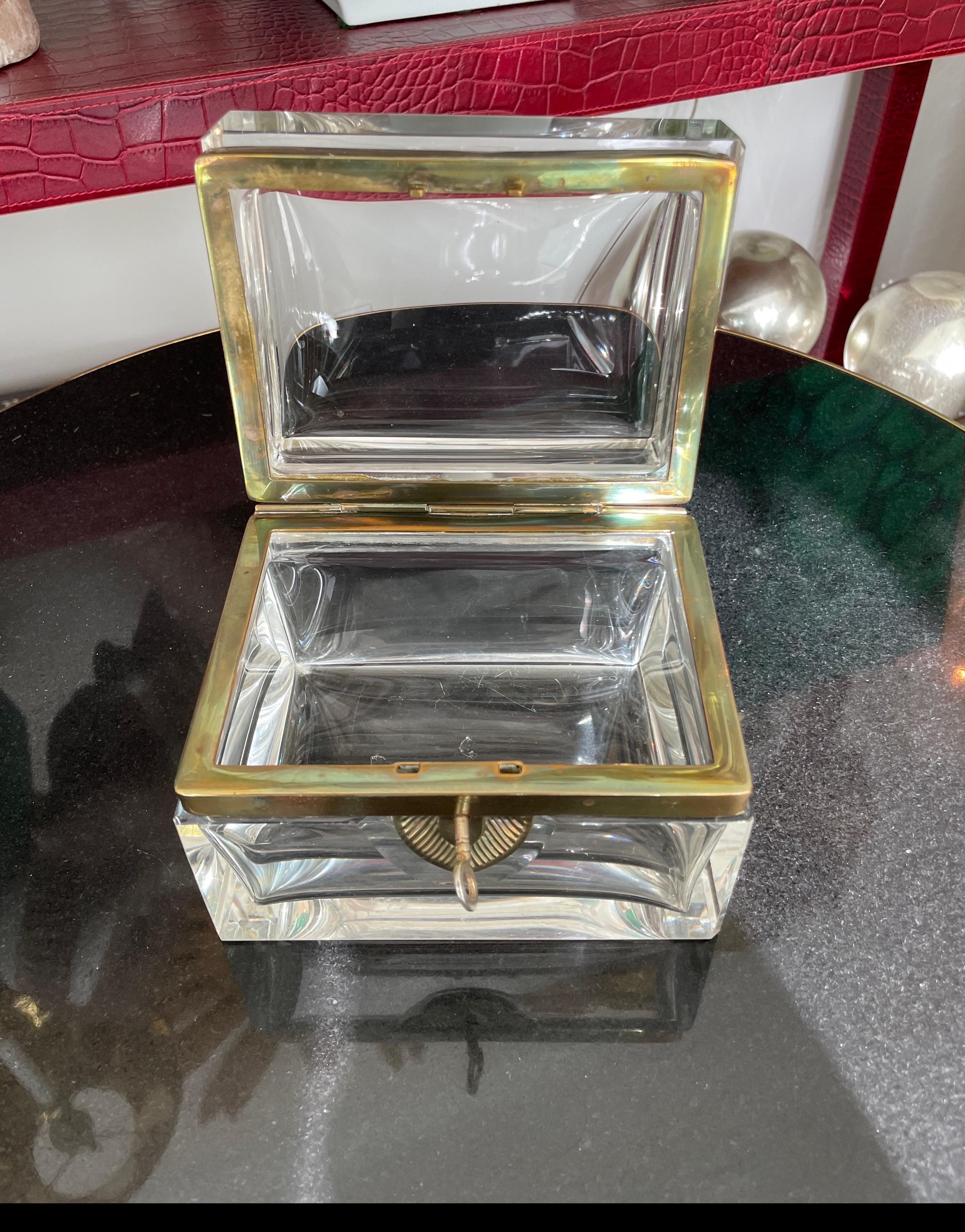 Rare coffret en cristal clair de Baccarat avec clé. Une merveilleuse pièce pour commencer une collection ou pour compléter une collection existante.