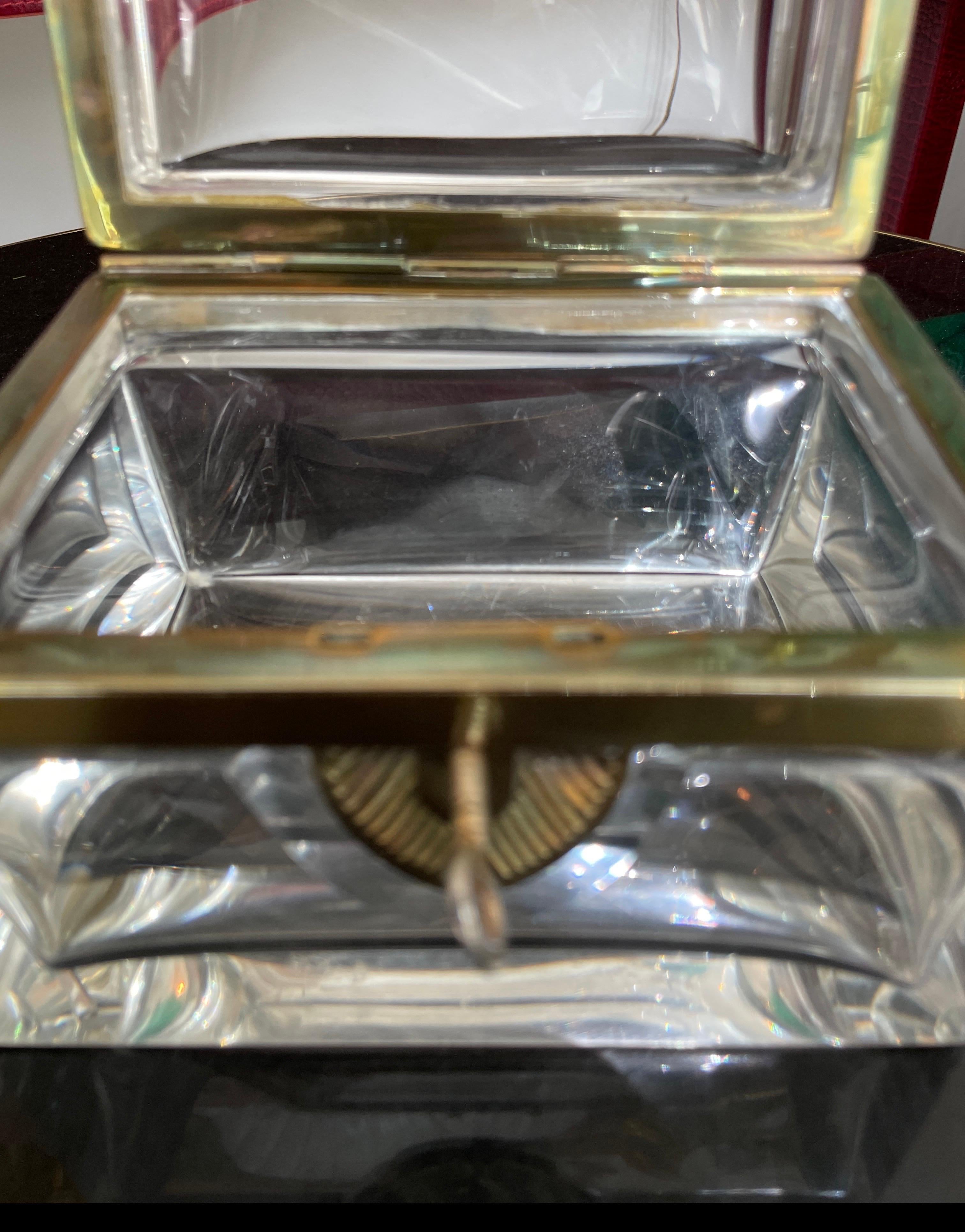 Français Boîte ancienne en cristal clair de Baccarat avec clé en vente