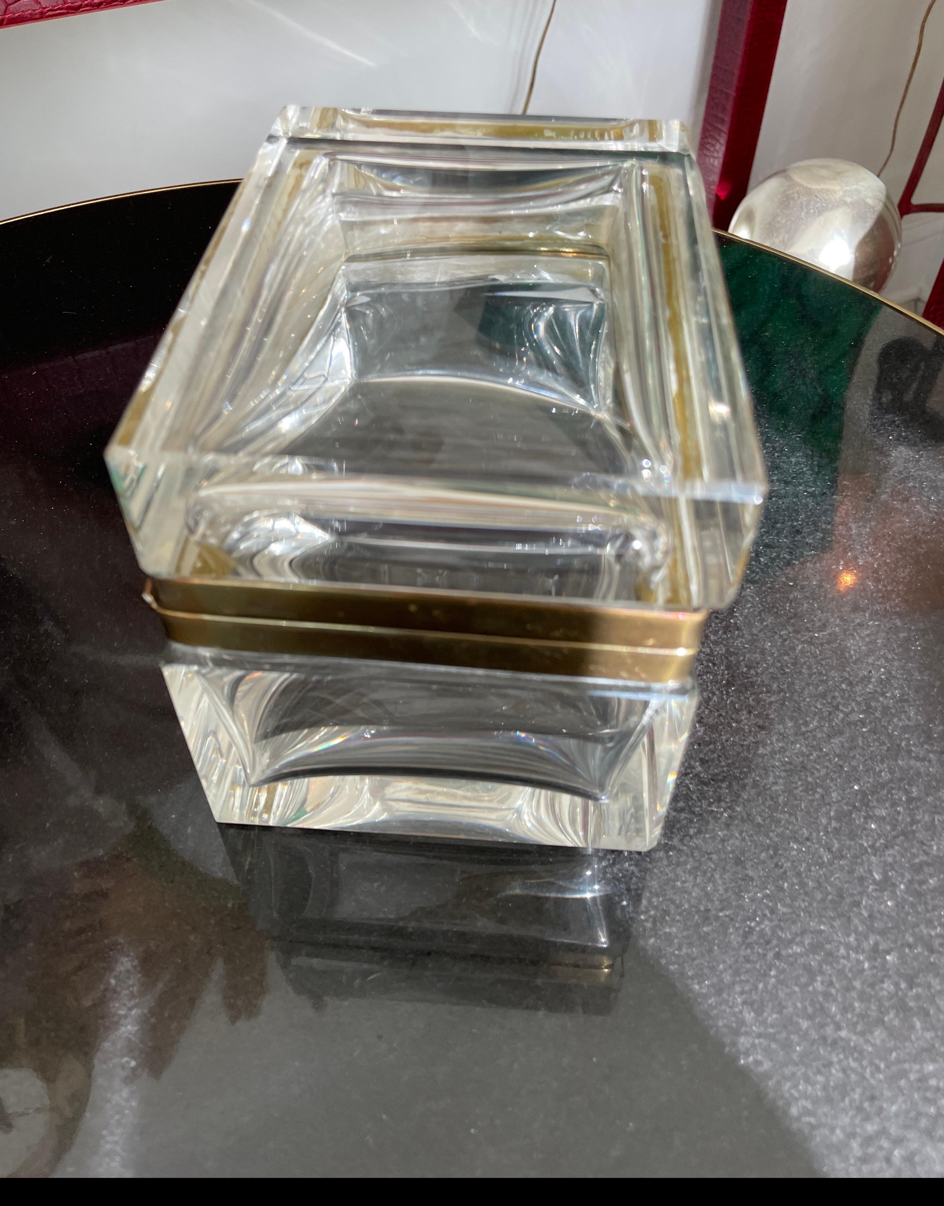 Cristal Boîte ancienne en cristal clair de Baccarat avec clé en vente