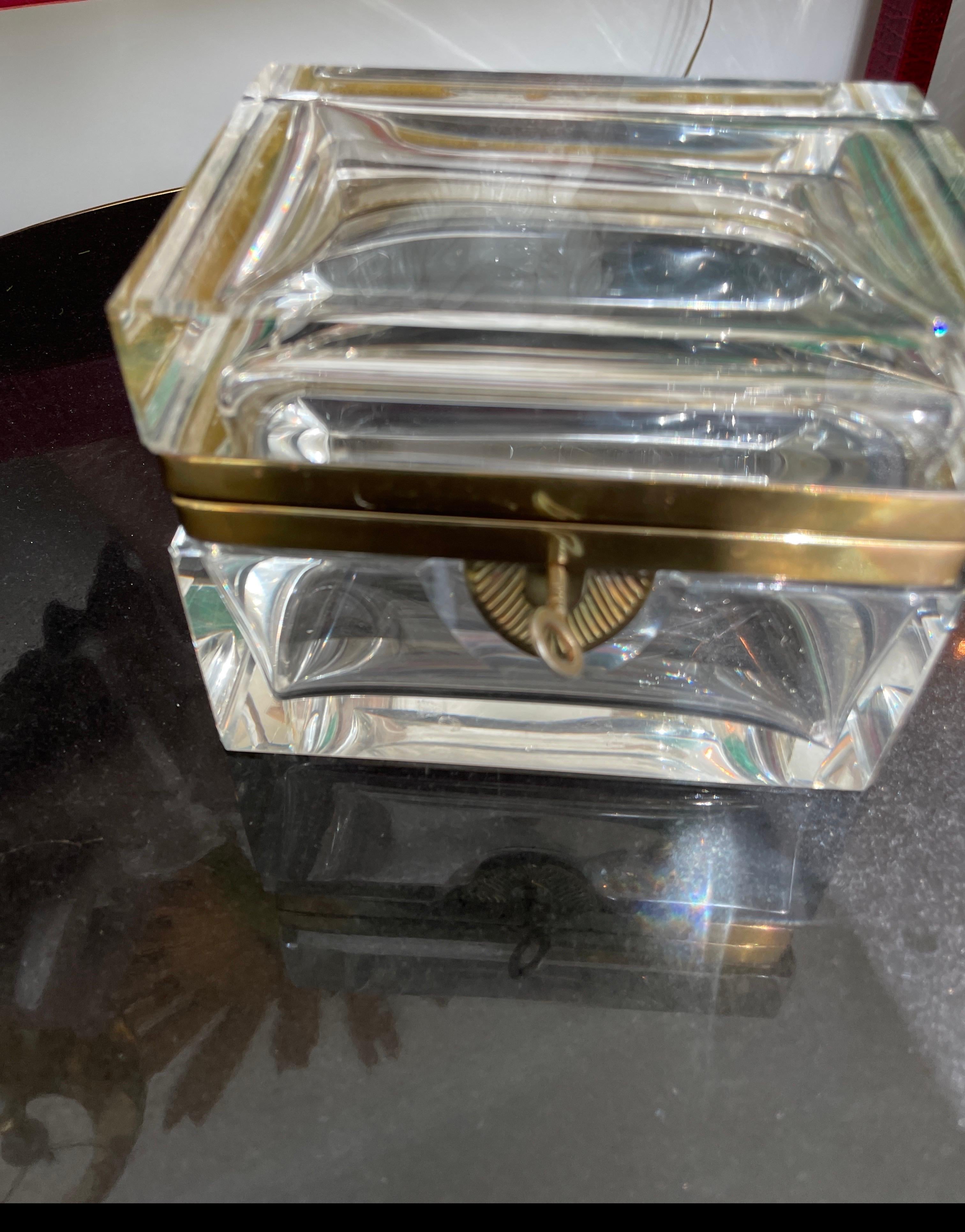 Boîte ancienne en cristal clair de Baccarat avec clé en vente 3