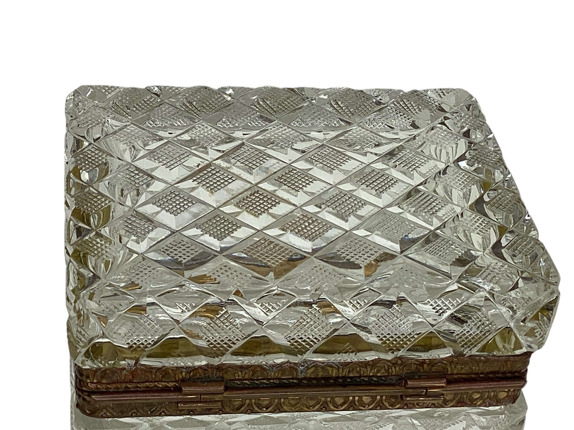 Caja antigua de cristal de Baccarat. La caja no tiene llave. Como ocurre con la mayoría de los artículos de Baccarat, la etiqueta era de papel y la mayoría se perdió con el paso de los años. Este ejemplar está en muy buen estado, sin astillas ni