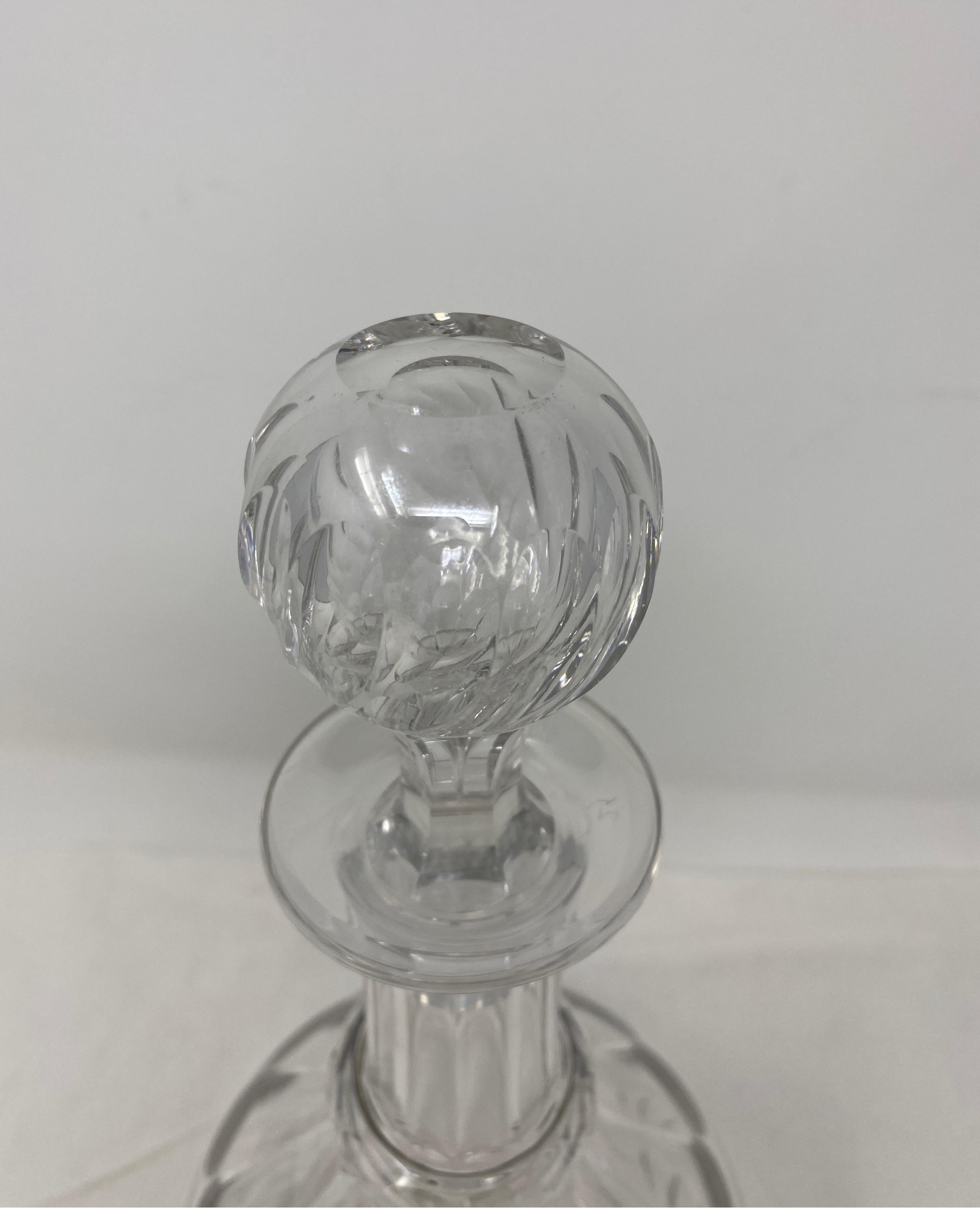 Antiguo decantador de cristal de Baccarat con tapón, siglo XIX.