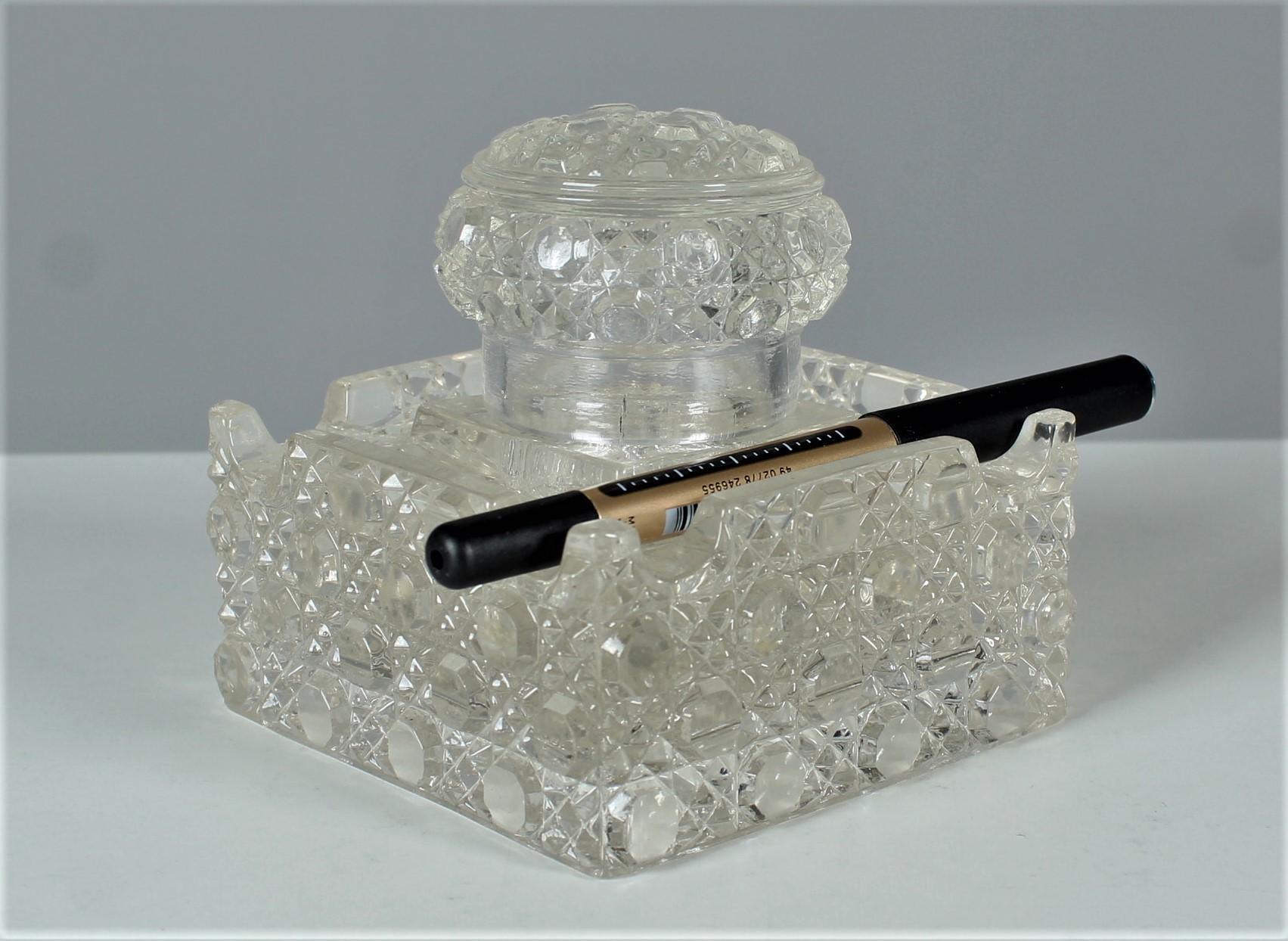 Great Baccarat inkwell with extensive crystal cut.
Places for pens are at each side.
France, late 19th century.




.