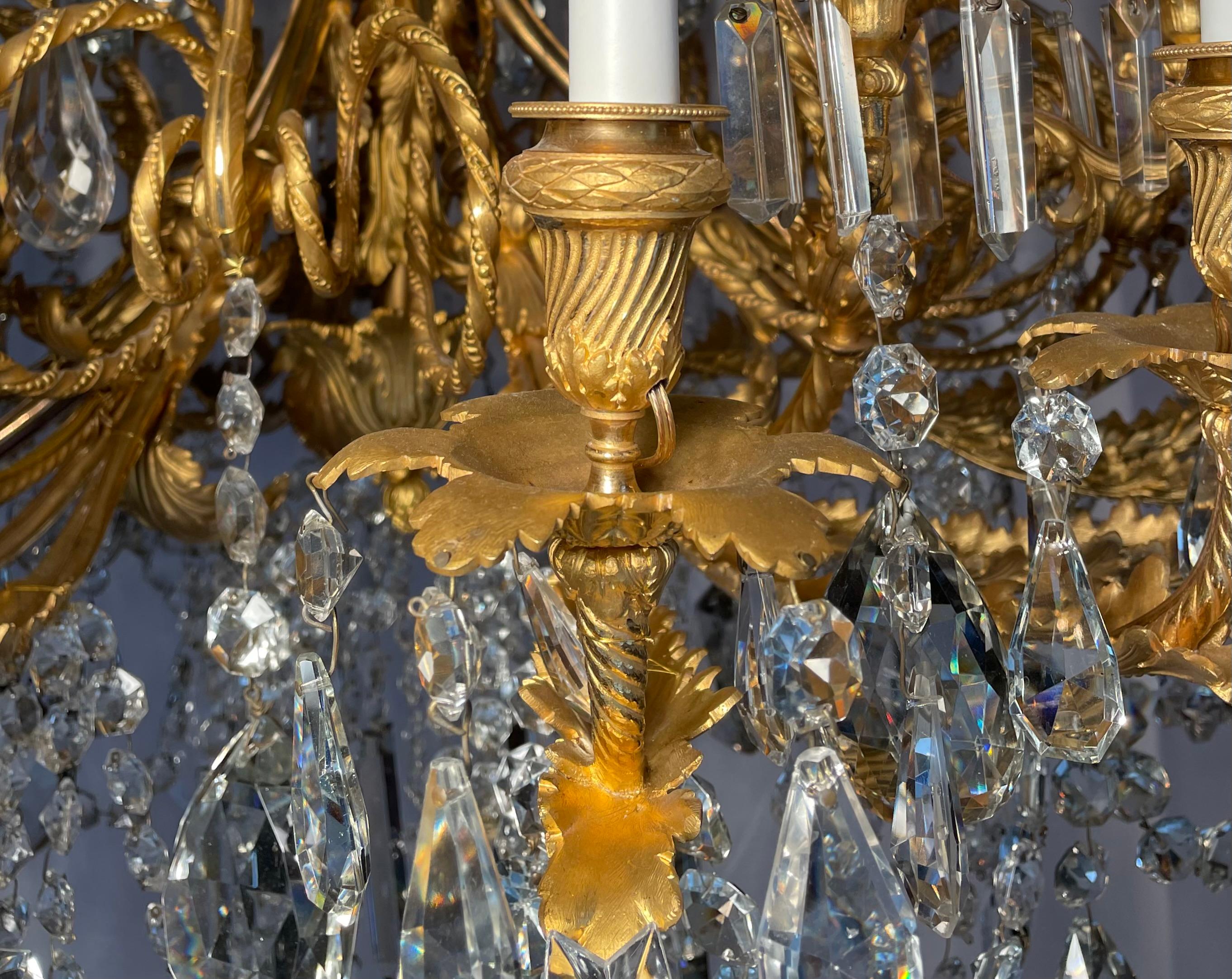 Magnifique lustre ancien en cristal de Baccarat à 42 lumières et bronze doré.