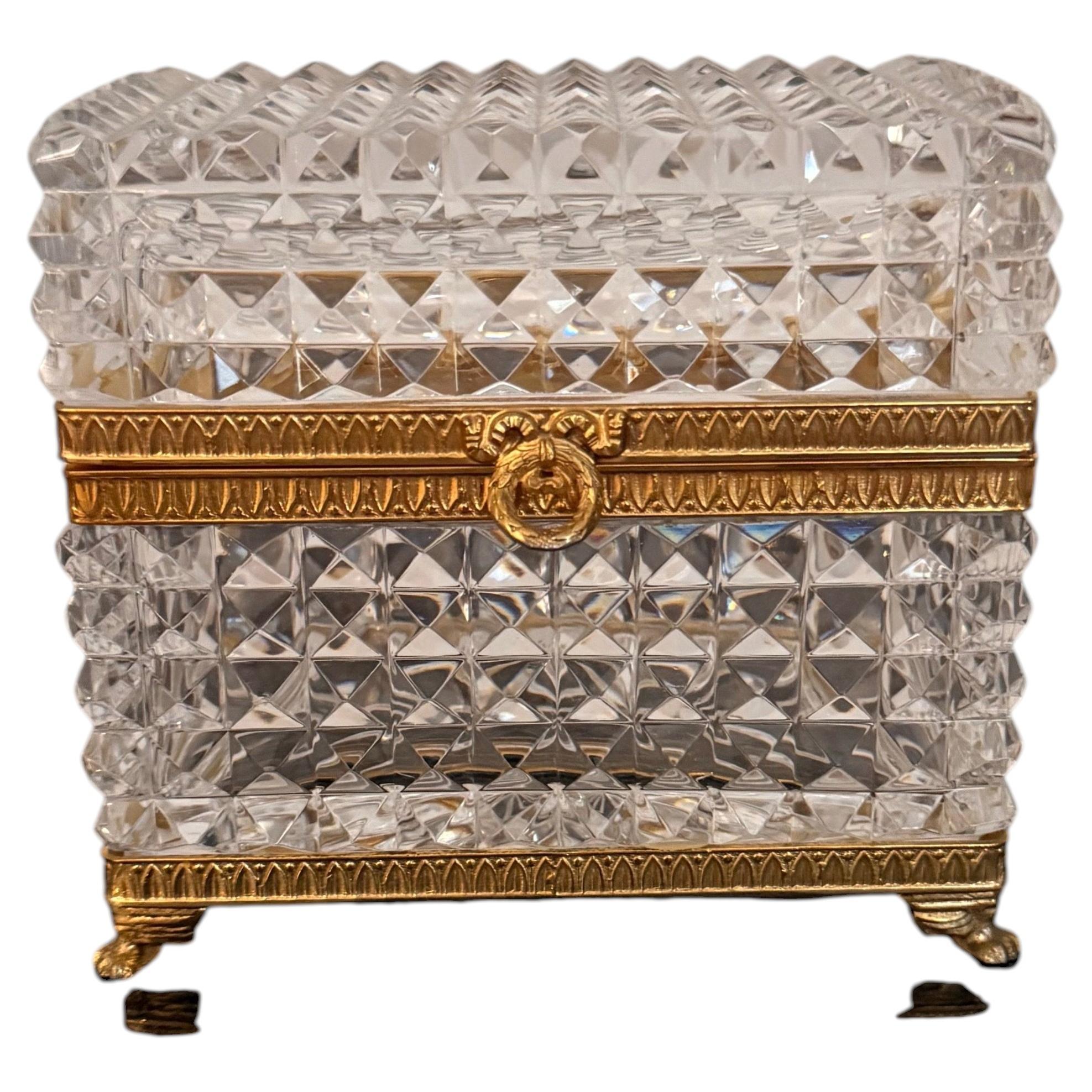 Cajón de tocador antiguo de cristal tallado de Baccarat y bronce dorado con patas en forma de garra