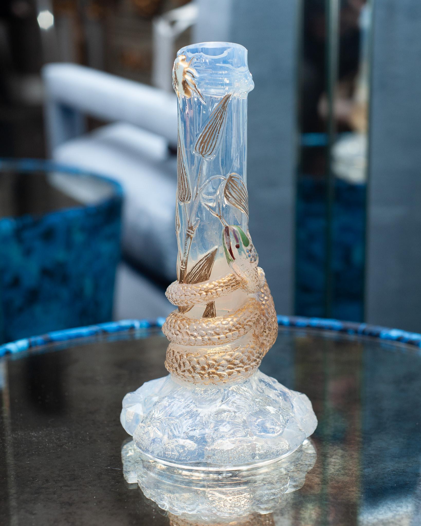 Un beau vase ancien signé Baccarat en cristal opalescent avec un motif de serpent. Le pied du vase est pressé en forme de sol rocheux et le serpent s'enroule autour du col cylindrique, orné de feuilles et de pousses de bambou, avec un gros insecte