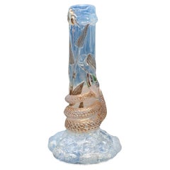 Antico vaso di cristallo opalescente Baccarat con motivo a serpente dorato